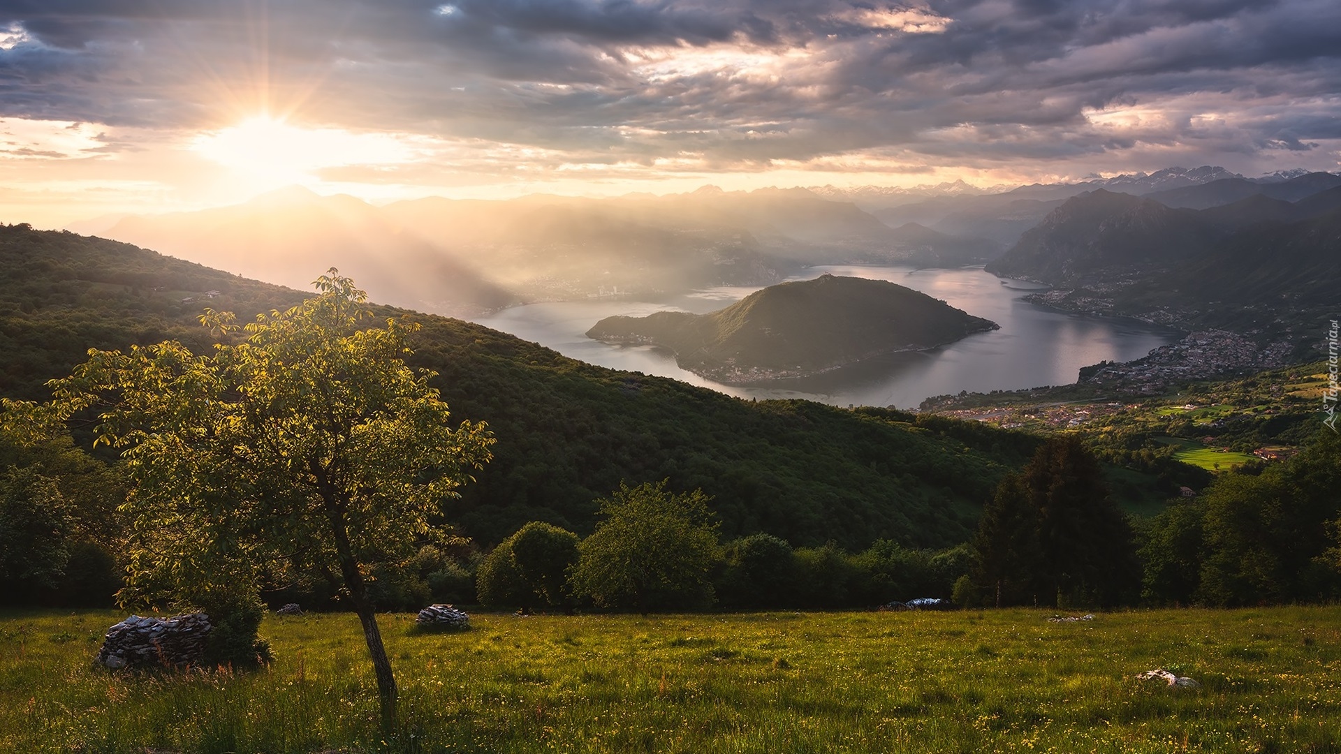 Włochy, Jezioro, Lake Iseo, Góry, Alpy Lombardzkie, Drzewa, Domy, Wschód słońca, Chmury