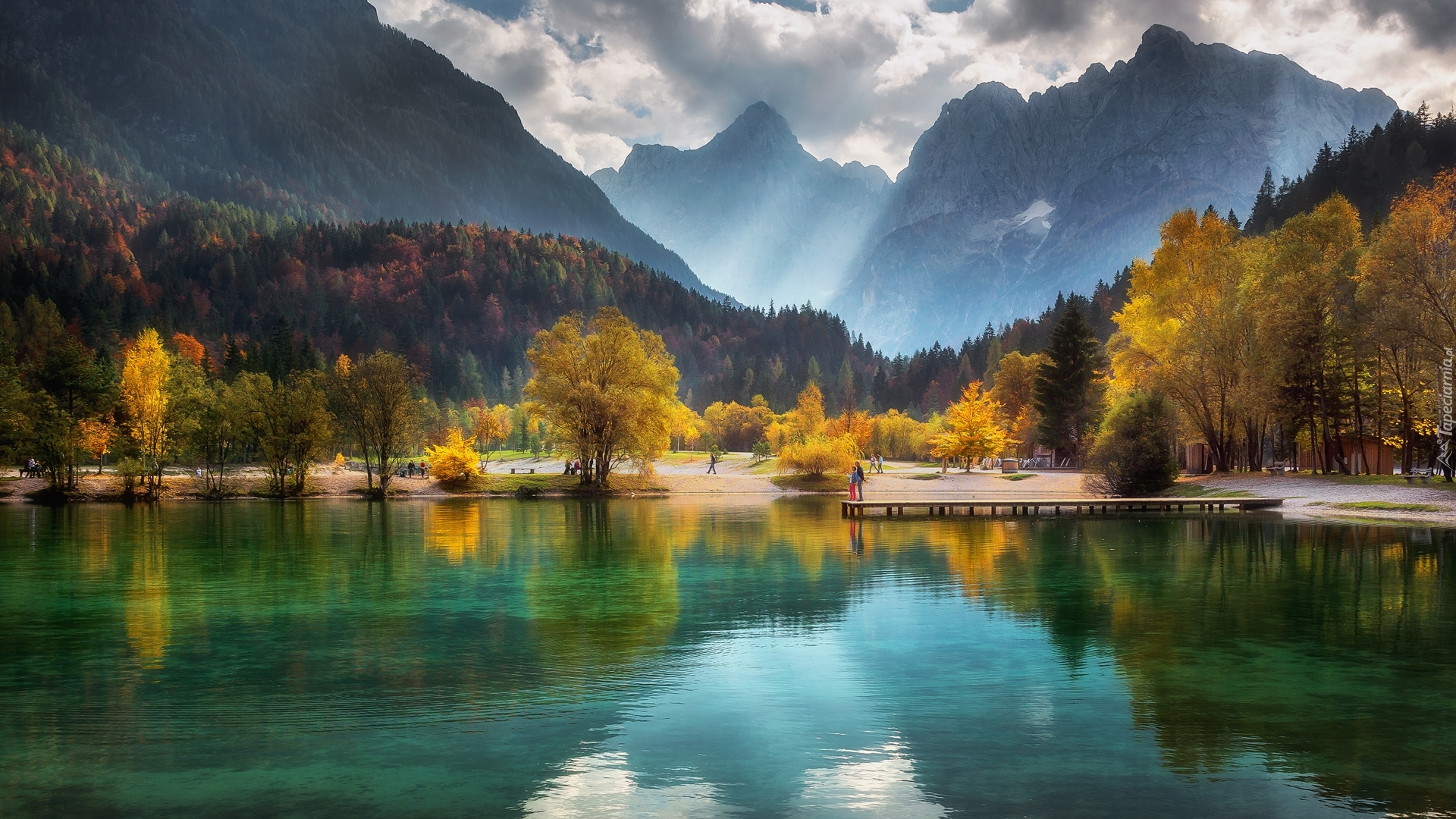 Góry, Alpy Julijskie, Jezioro Lake Jasna, Pomost, Drzewa, Jesień, Chmury, Gmina Kranjska Gora, Słowenia