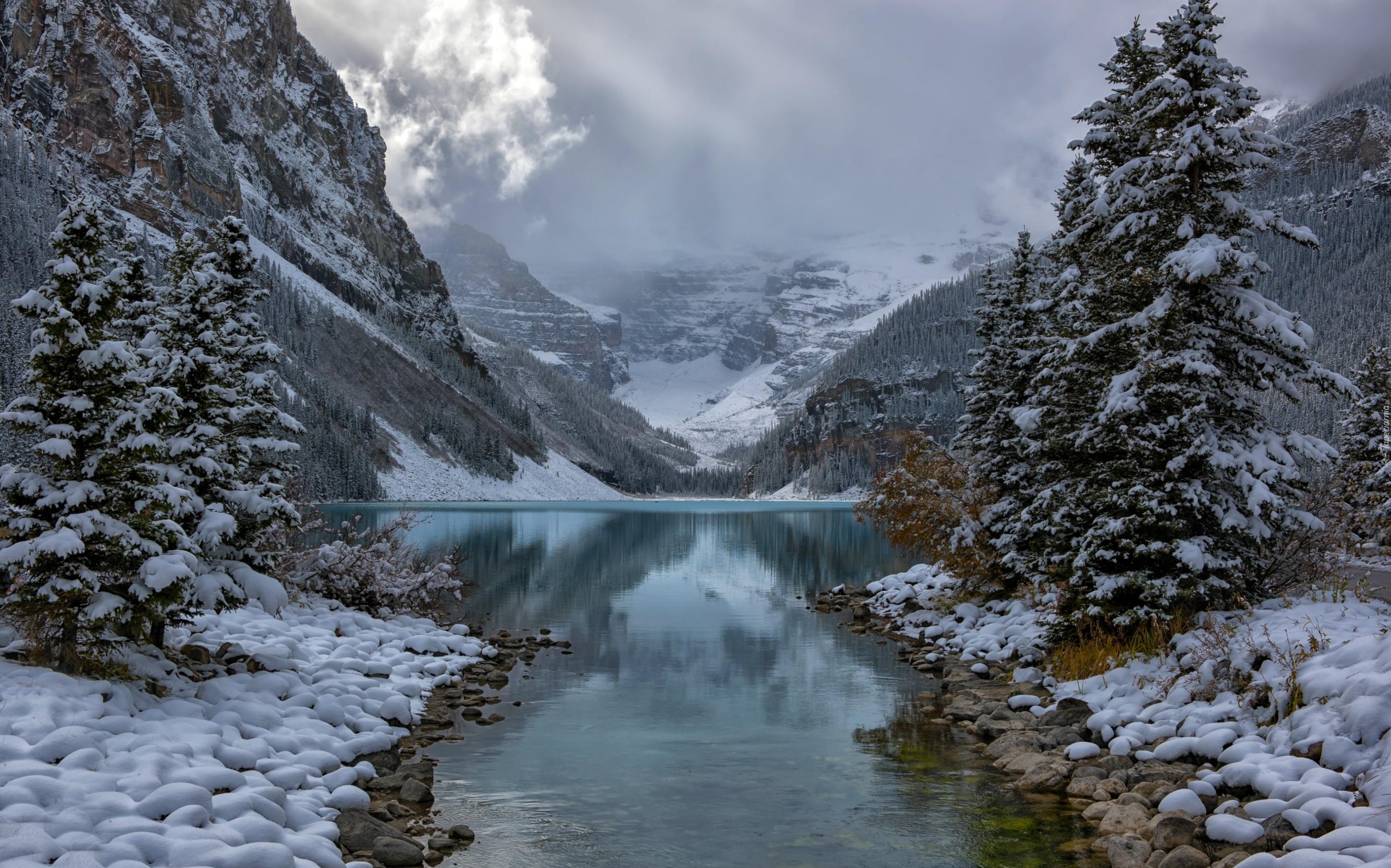 Park Narodowy Banff, Jezioro Lake Louise, Góry, Lasy, Chmury, Mgła, Zima, Kanada