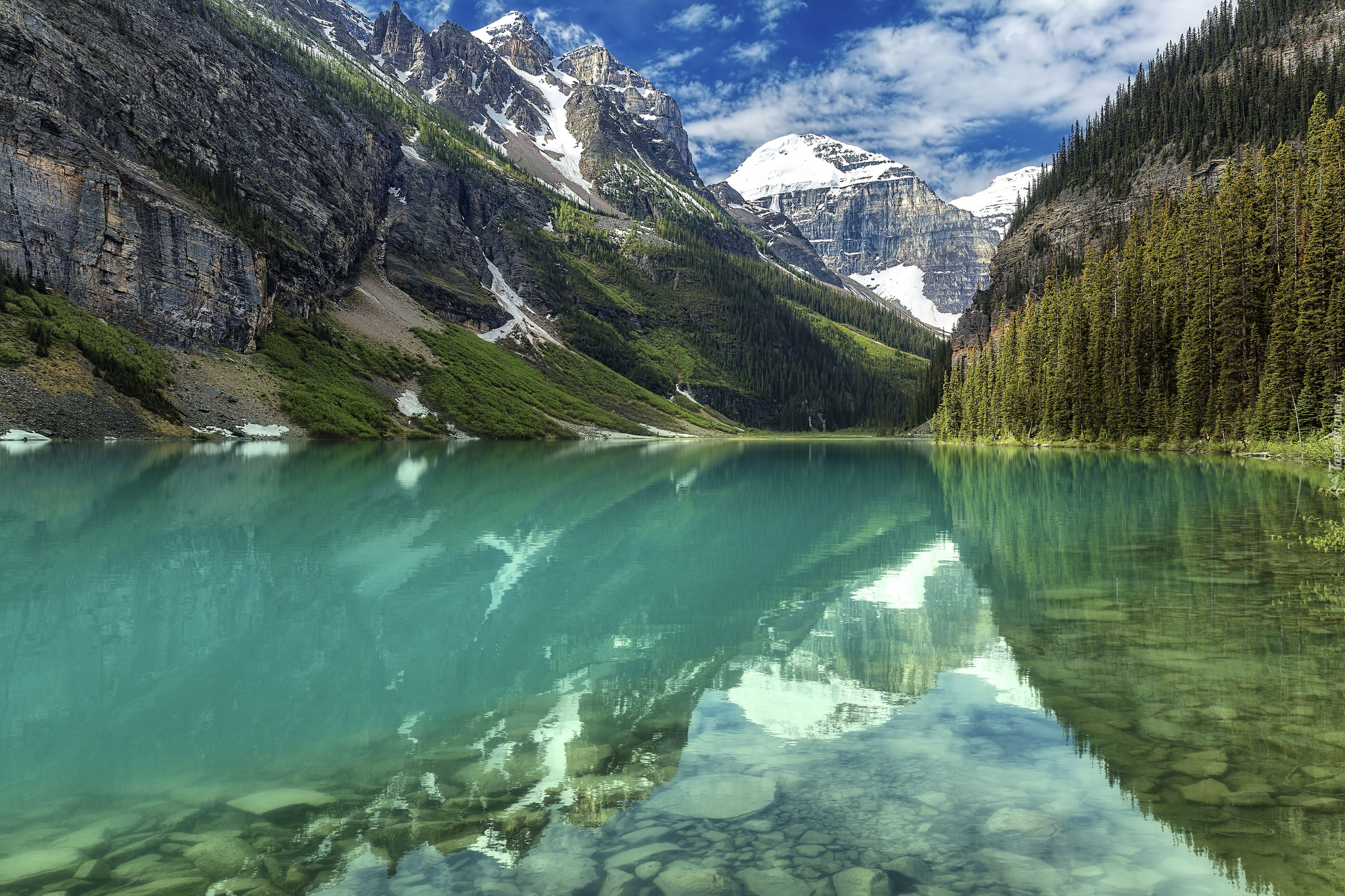 Góry Canadian Rockies, Park Narodowy Banff, Jezioro Lake Louise, Las, Chmury, Prowincja Alberta, Kanada