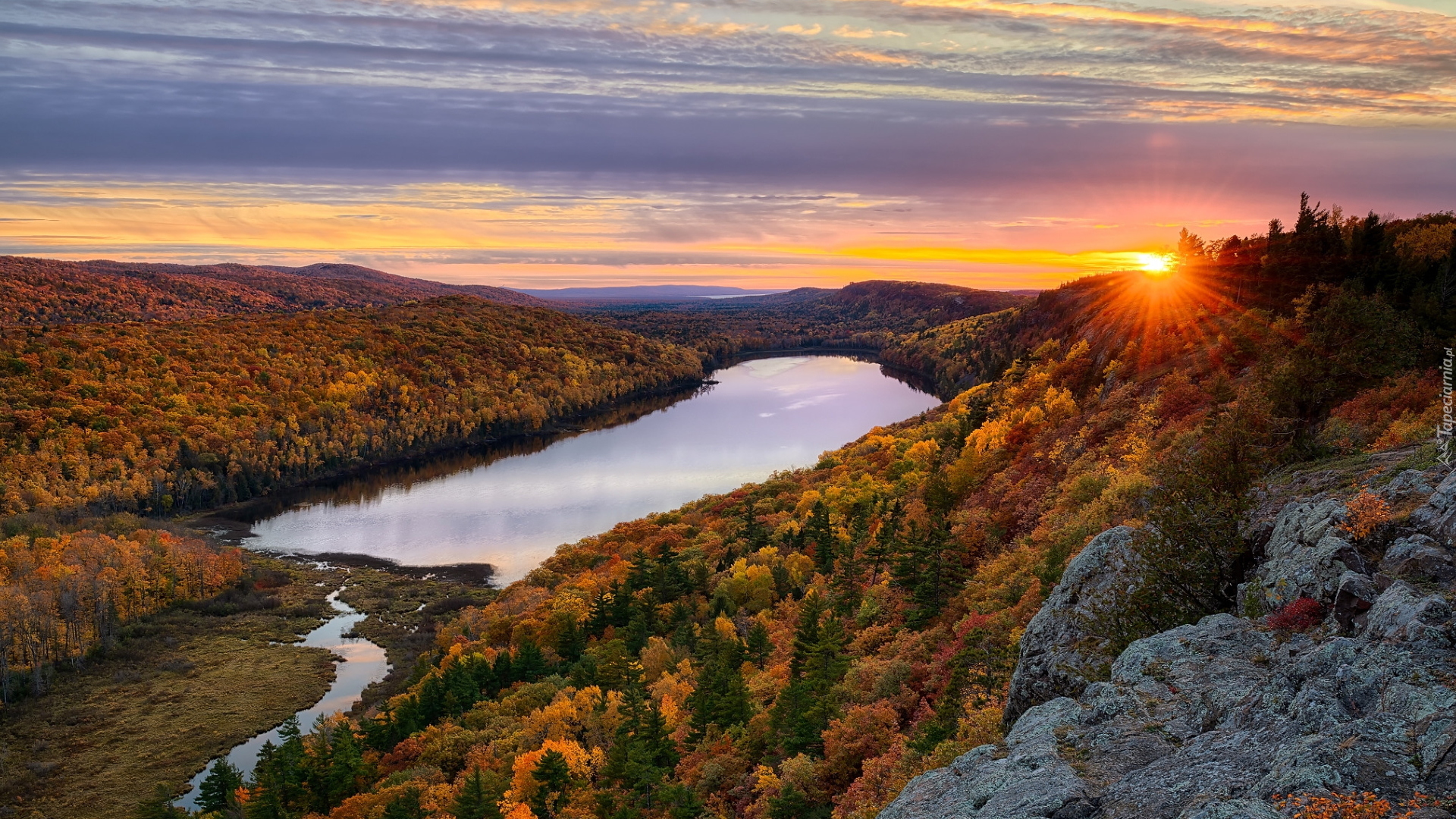 Jezioro, Lake of the Clouds, Góry, Porcupine Mountains, Jesień, Lasy, Promienie słońca, Stan Michigan, Stany Zjednoczone