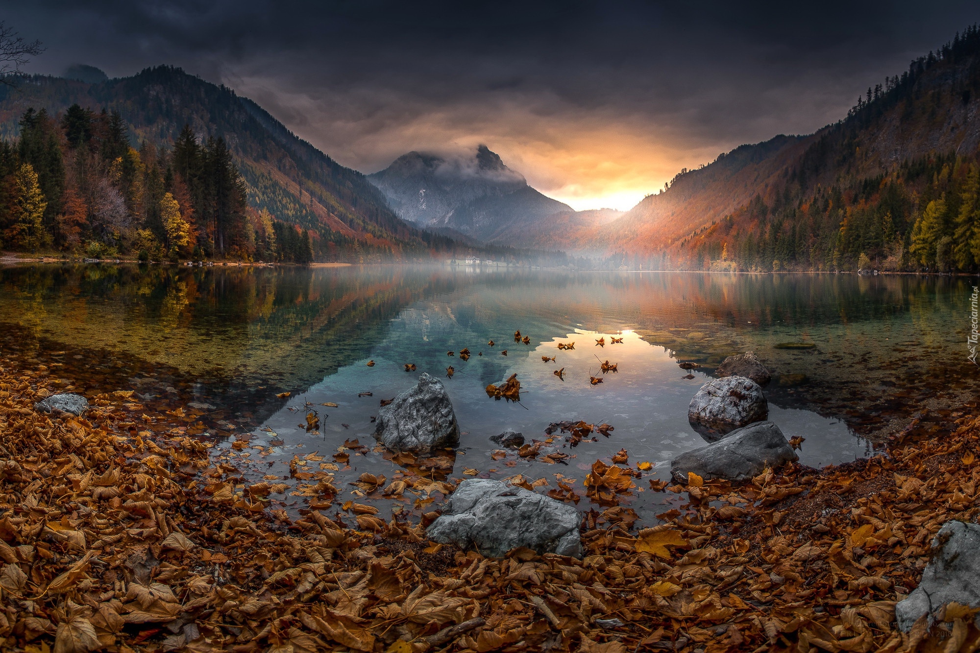 Jezioro Langbathseen, Liście, Góry, Zachód słońca, Jesień, Austria