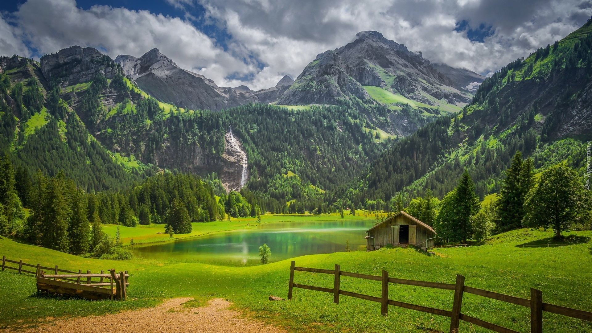 Góry, Drzewa, Las, Jezioro, Lauenensee, Ogrodzenie, Chmury, Region Gstaad, Kanton Berno, Szwajcaria