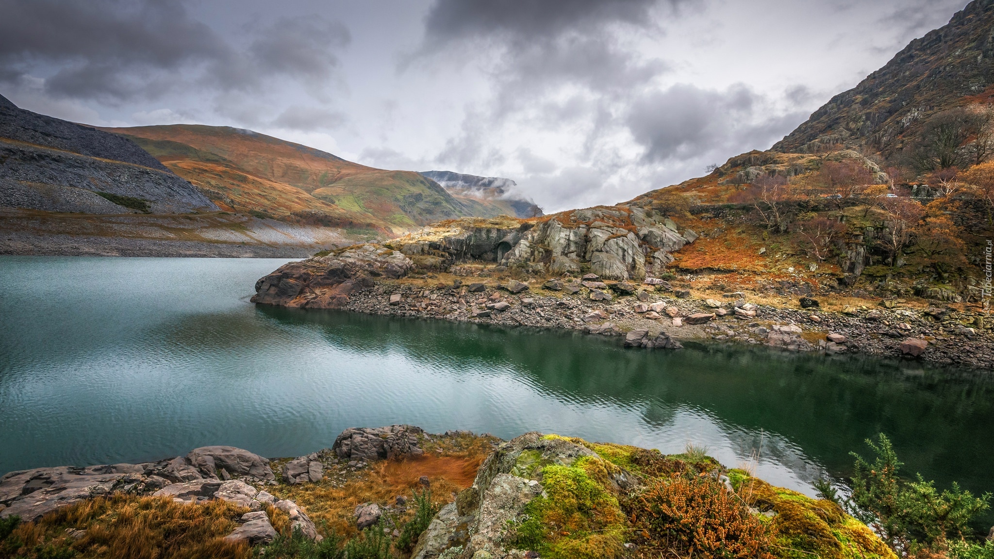 Walia, Park Narodowy Snowdonia, Jezioro Llyn Peris, Jesień, Skały, Roślinność