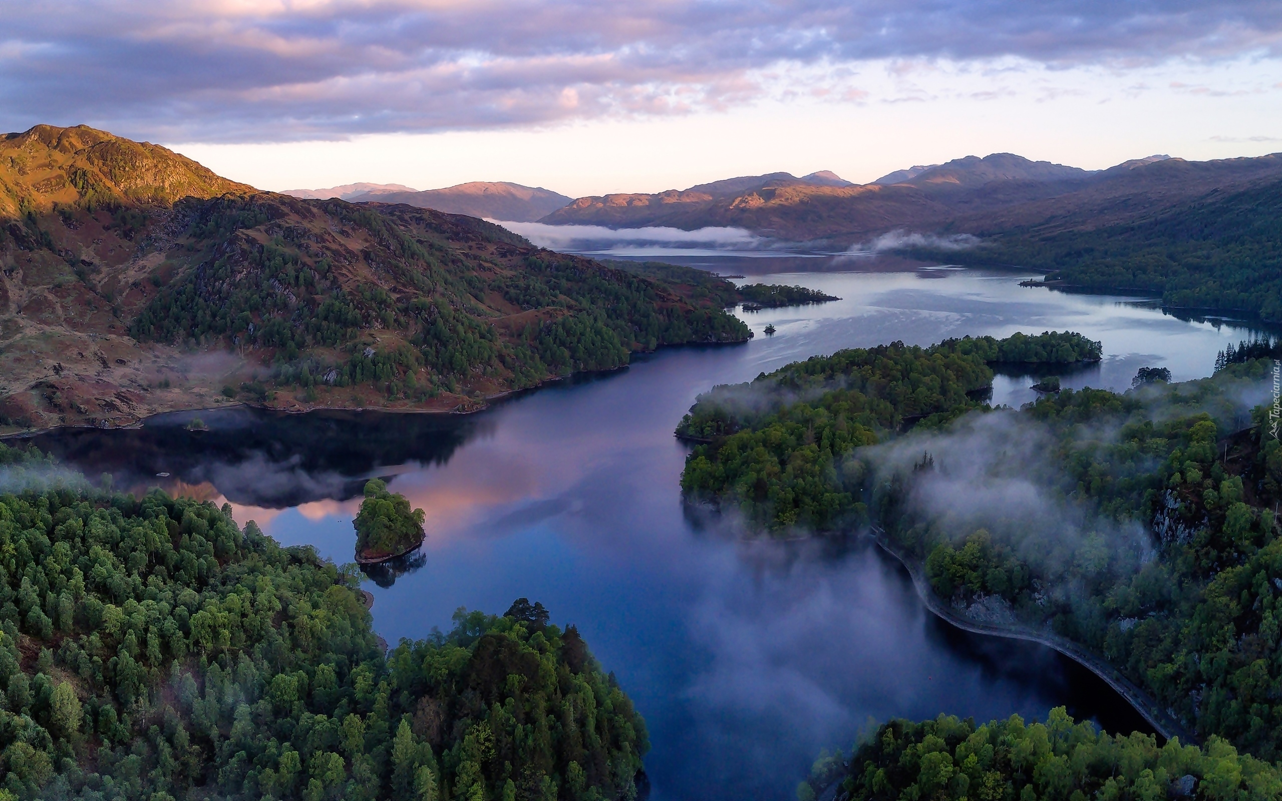 Szkocja, Hrabstwo Stirling, Jezioro Loch Katrine, Park Narodowy Loch Lomond and the Trossachs, Góry, Lasy, Mgła, Z lotu ptaka