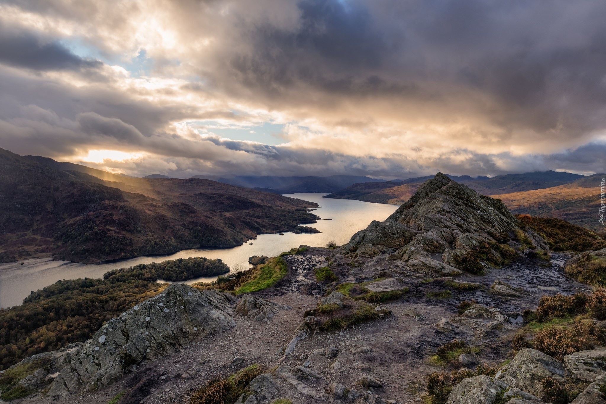 Szkocja, Park Narodowy Loch Lomond and the Trossach, Jezioro Loch Lomond, Skały, Zachód słońca