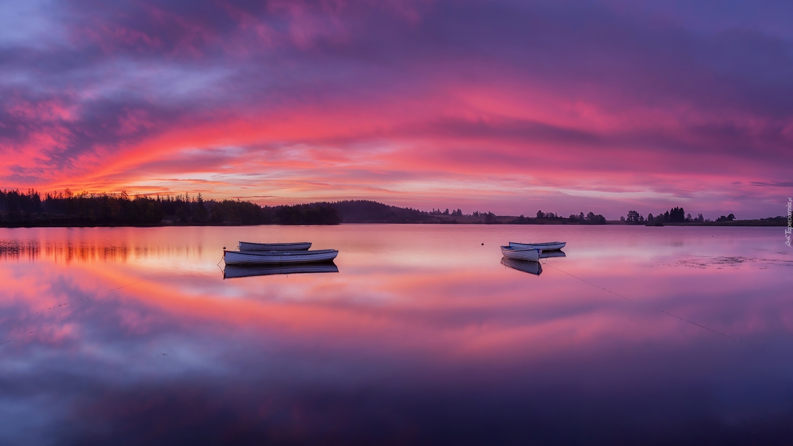 Jezioro Loch Rusky, Park Narodowy Loch Lomond and the Trossachs, Łódki, Zachód słońca, Miejscowość Callander, Szkocja