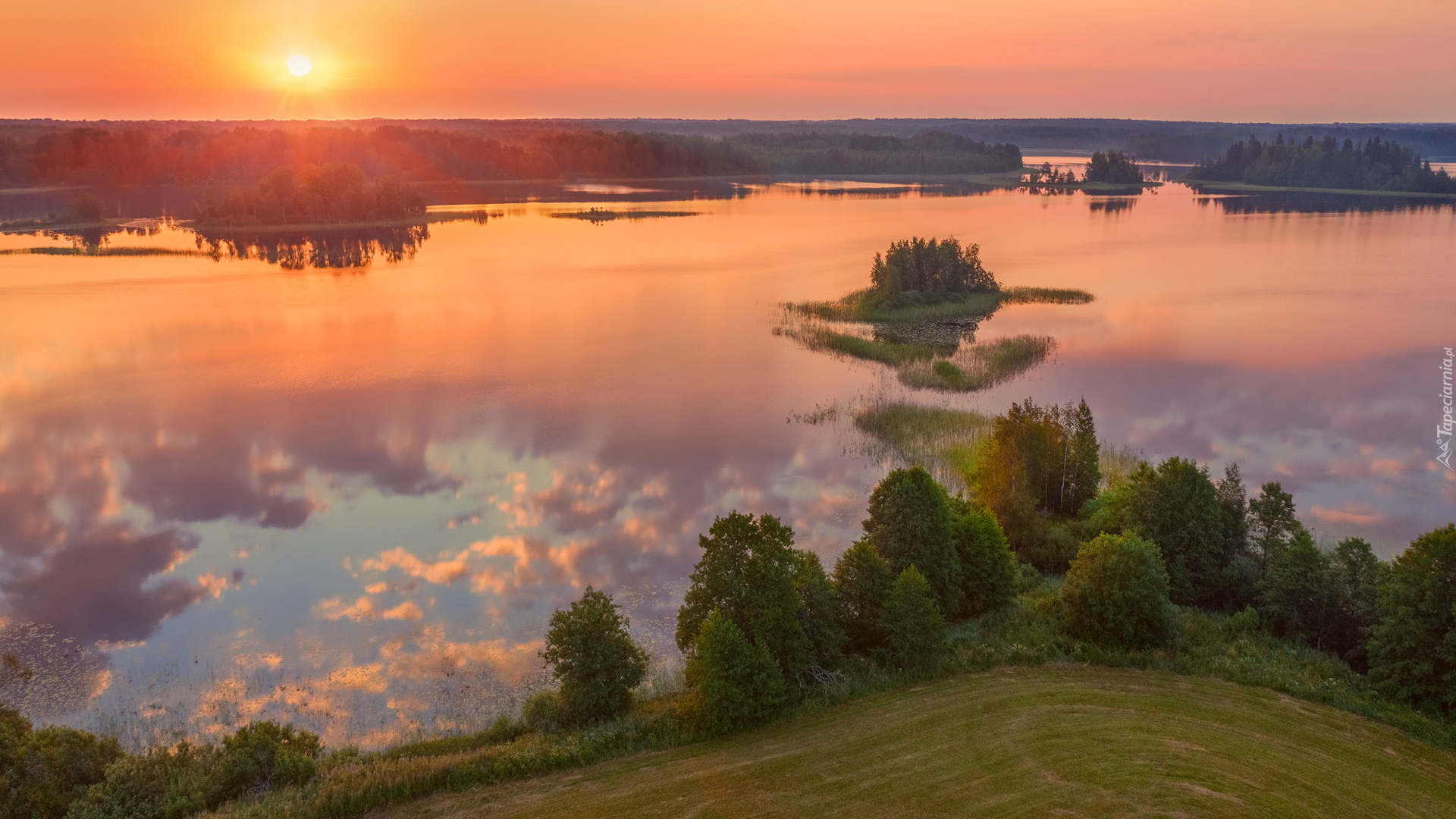 Jezioro Luchanskoye, Drzewa, Wysepka, Zachód słońca, Obwód twerski, Rosja