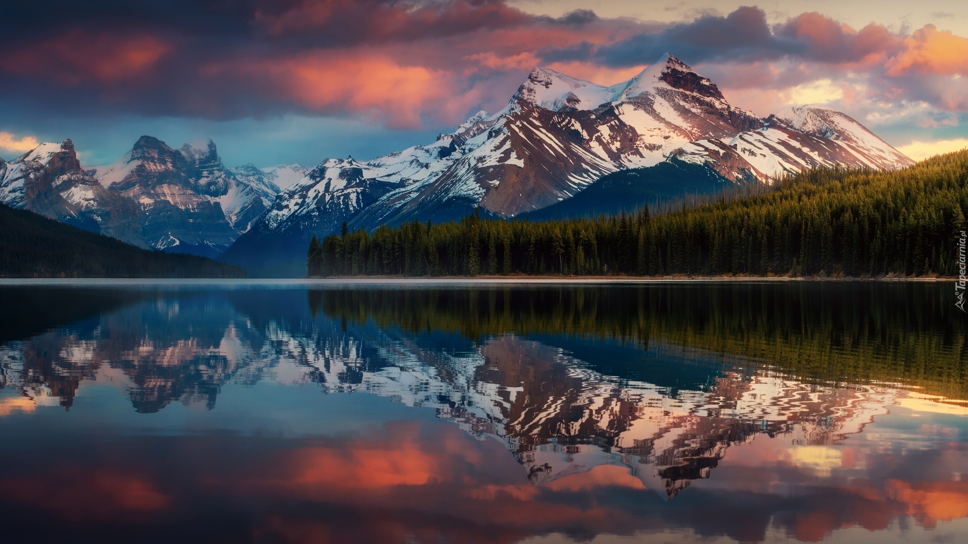 Góry Skaliste, Chmury, Las, Drzewa, Jezioro, Maligne Lake, Odbicie, Park Narodowy Jasper, Alberta, Kanada