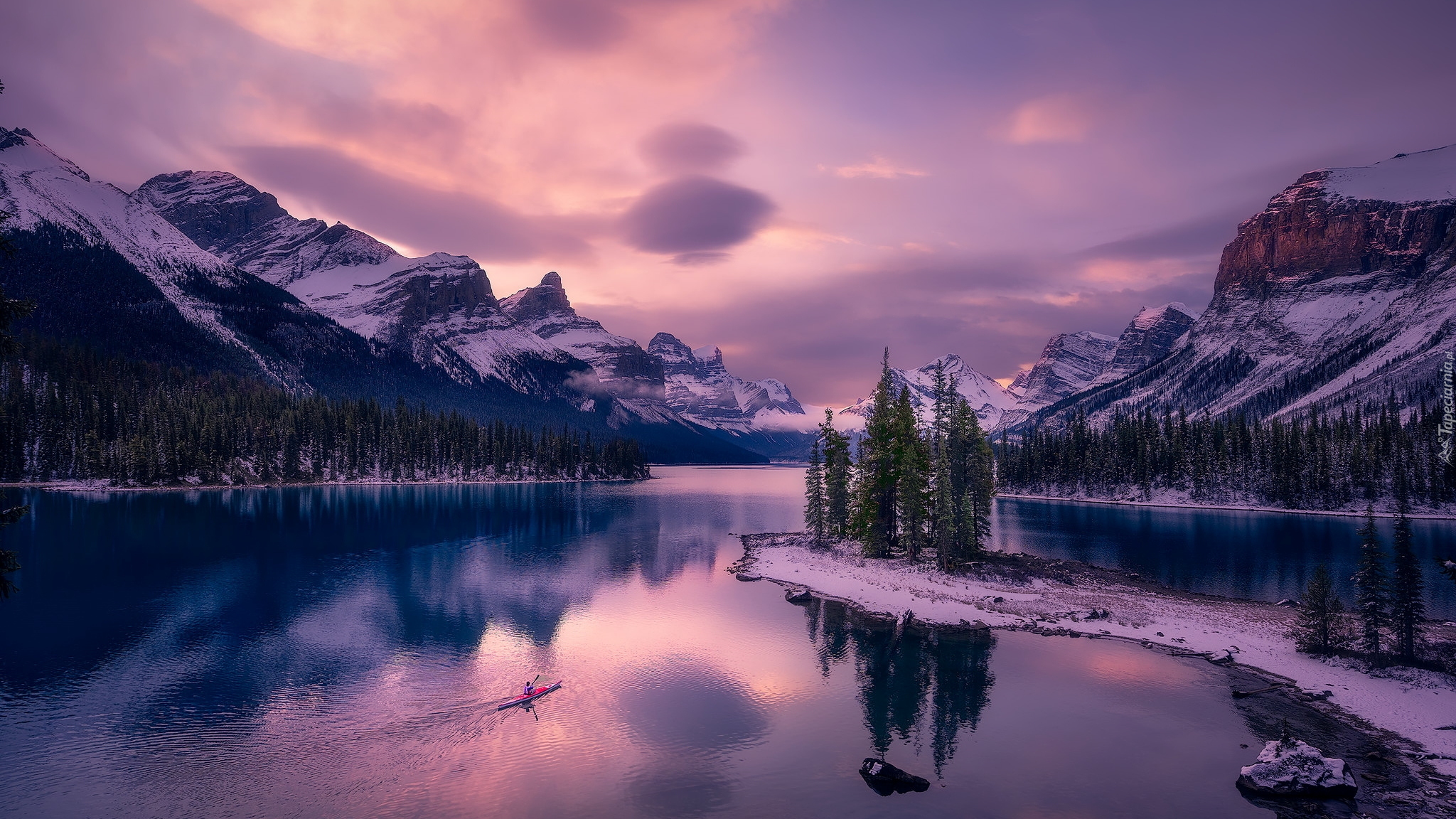 Zima, Park Narodowy Jasper, Jezioro, Maligne Lake, Góry, Drzewa, Lasy, Kajak, Zachód słońca, Alberta, Kanada