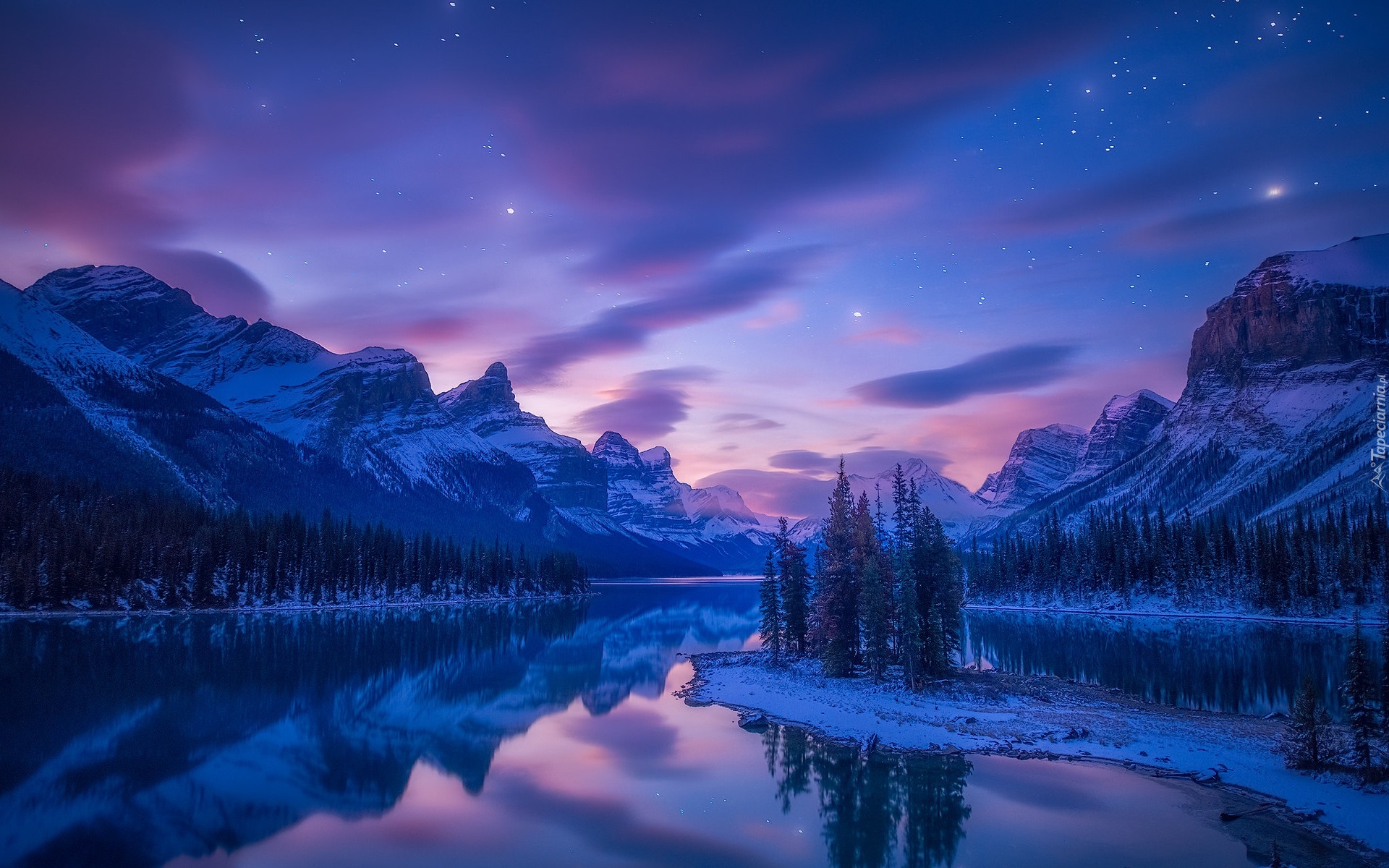 Park Narodowy Jasper, Jezioro, Maligne Lake, Góry, Drzewa, Lasy, Zima, Chmury, Gwiazdy, Alberta, Kanada