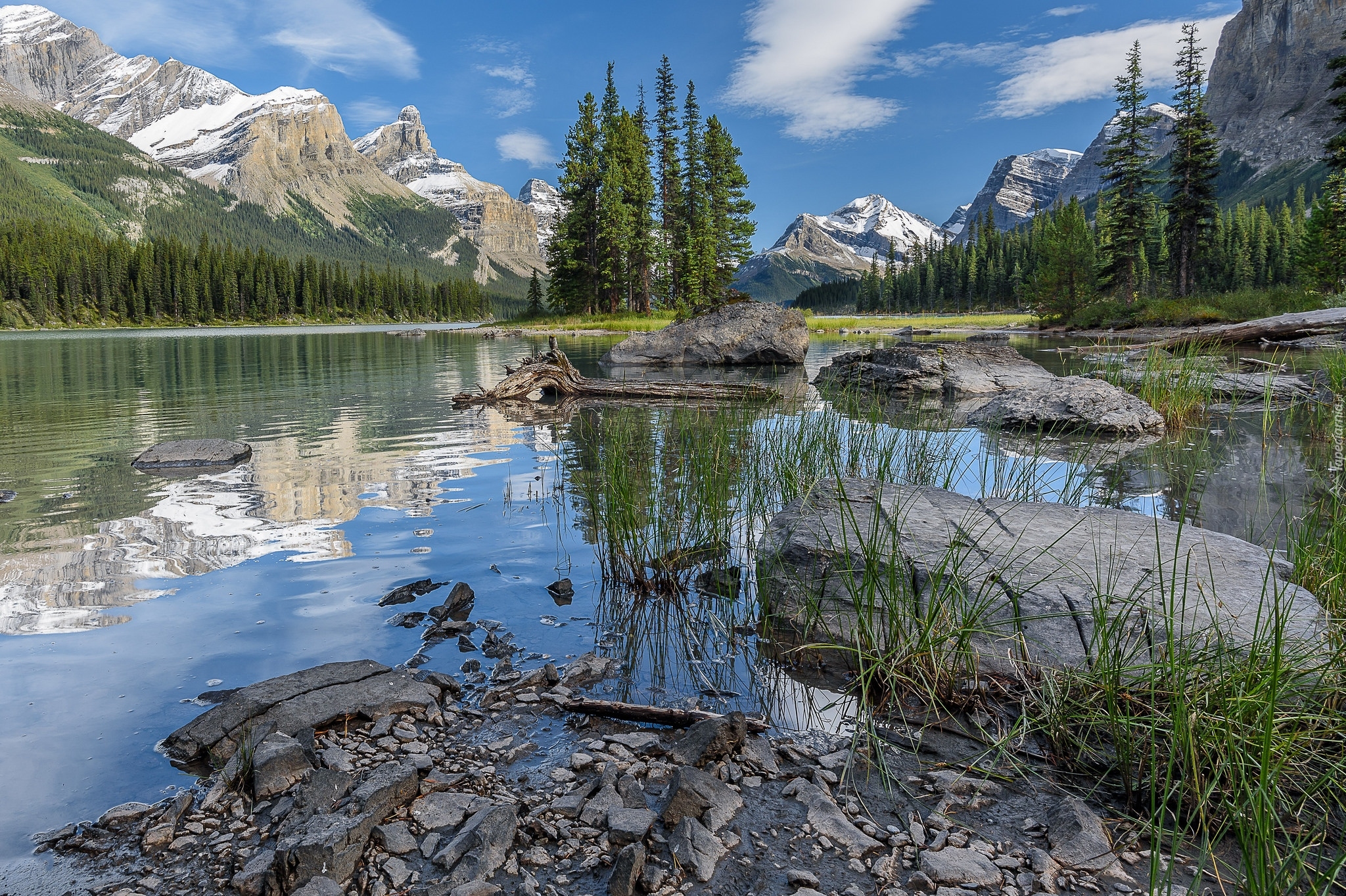 Kanada, Park Narodowy Jasper, Góry, Jezioro Maligne Lake, Wyspa Spirit Island, Drzewa, Skały