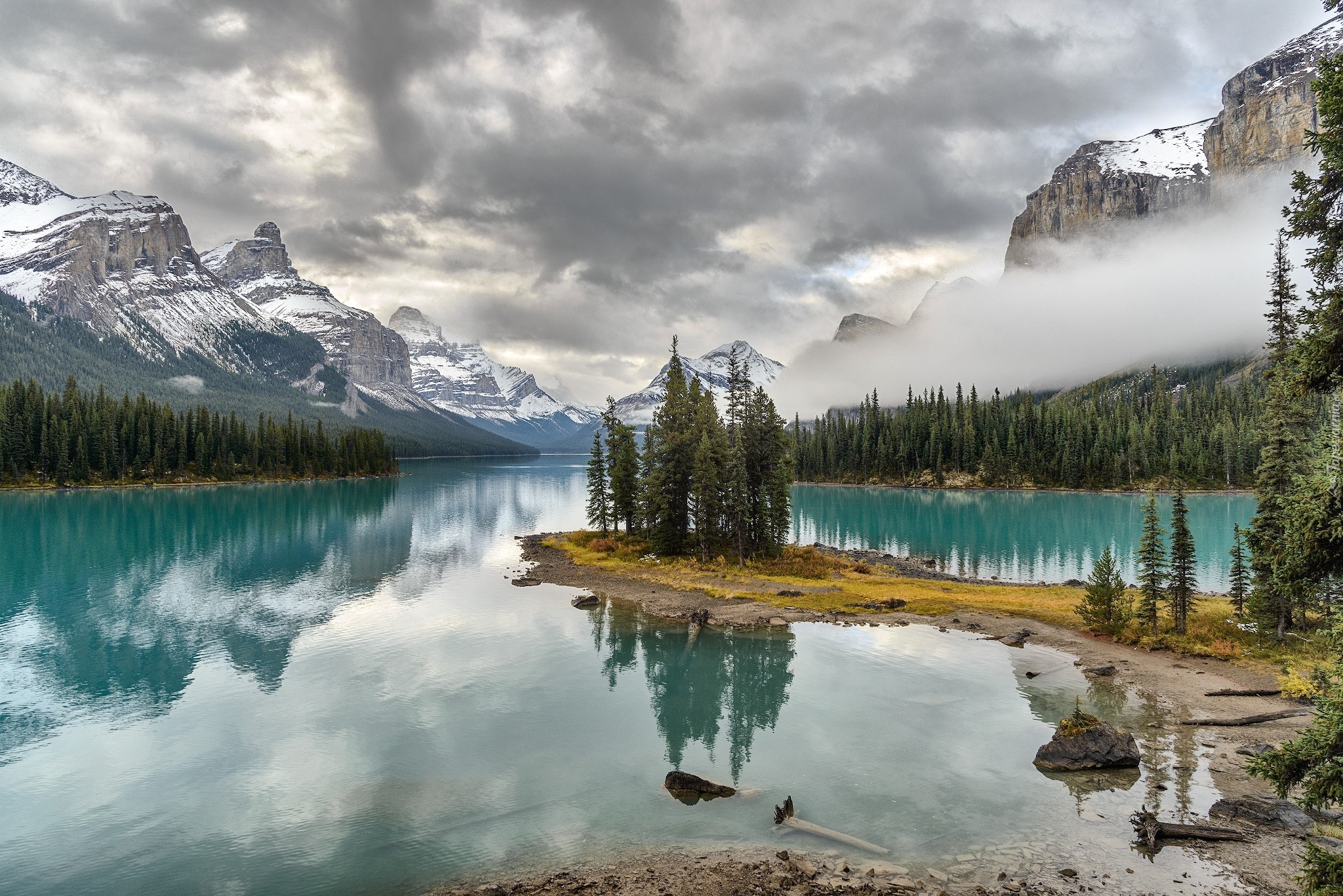 Kanada, Park Narodowy Jasper, Jezioro Maligne, Wyspa Ducha, Góry, Mgła, Drzewa