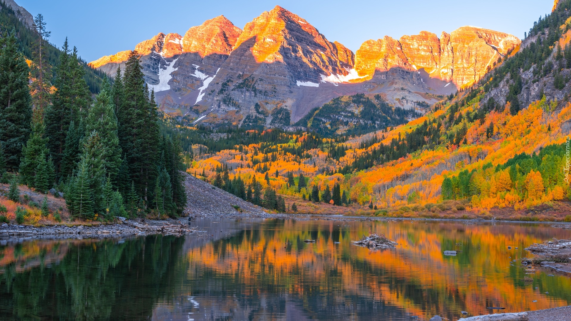 Góry Skaliste, Szczyty Maroon Bells, Jezioro Maroon Lake, Drzewa, Stan Kolorado, Stany Zjednoczone