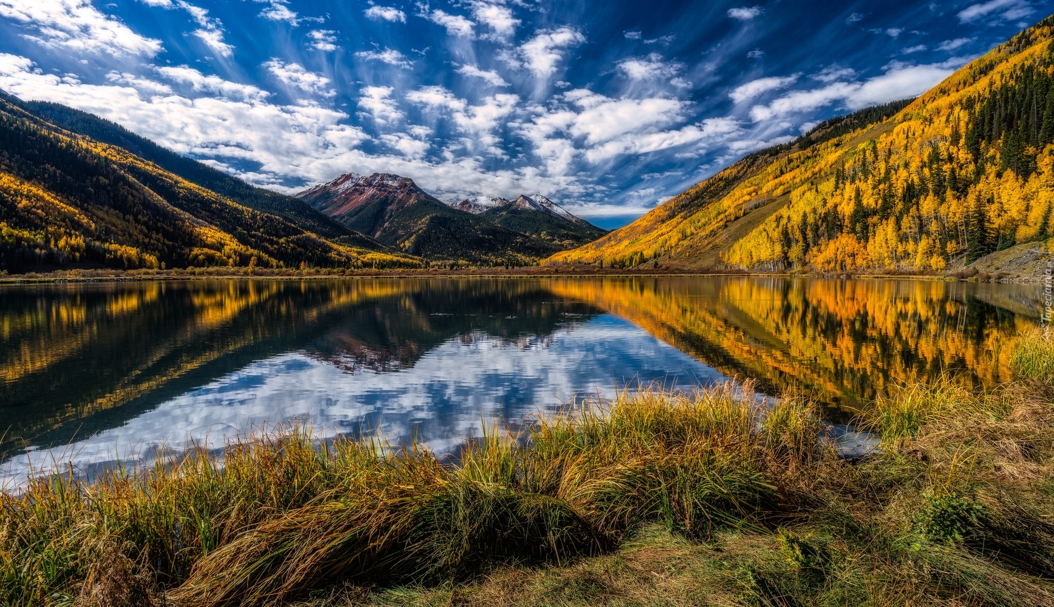 Jezioro Maroon Lake, Zbocza, Góry, Szczyty Maroon Bells, Drzewa, Aspen, Kolorado, Stany Zjednoczone