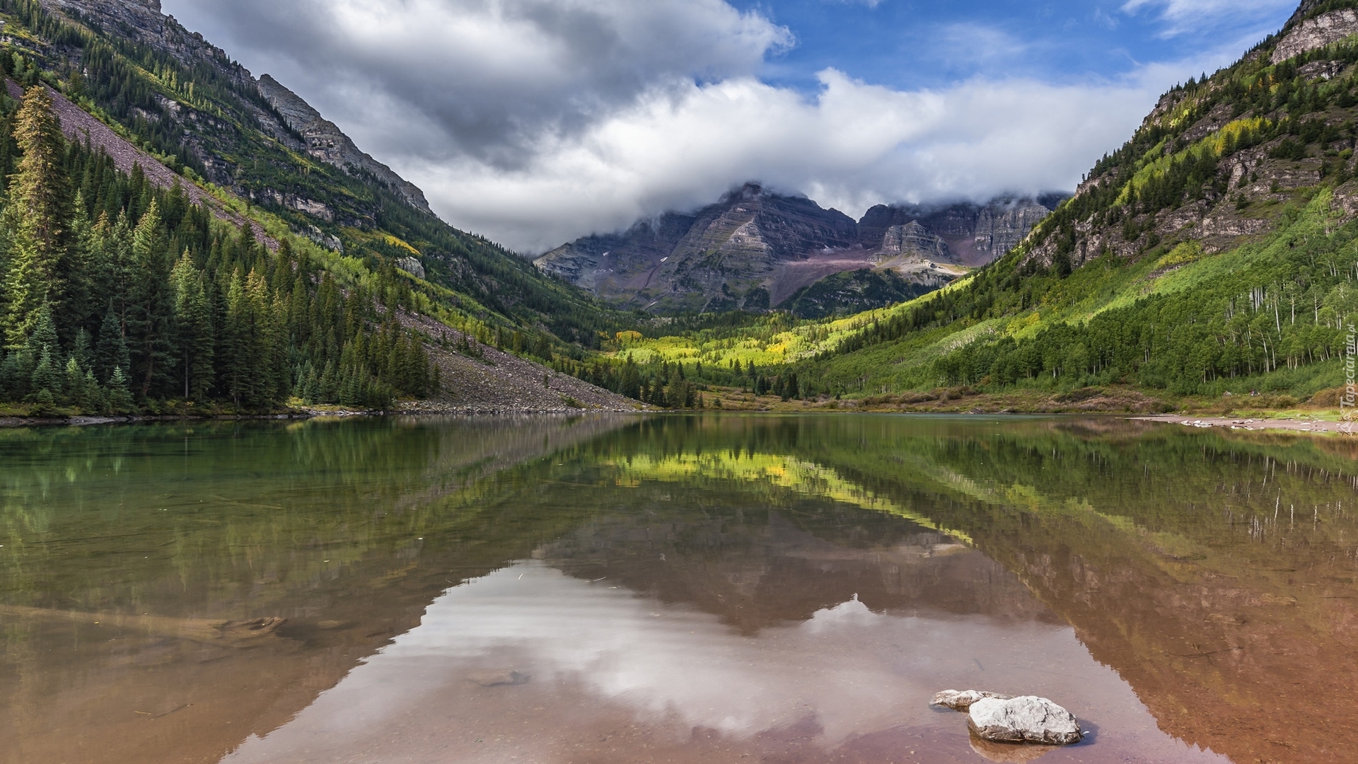 Jezioro Maroon Lake, Góry Skaliste, Szczyty Maroon Bells, Drzewa, Chmury, Stan Kolorado, Stany Zjednoczone