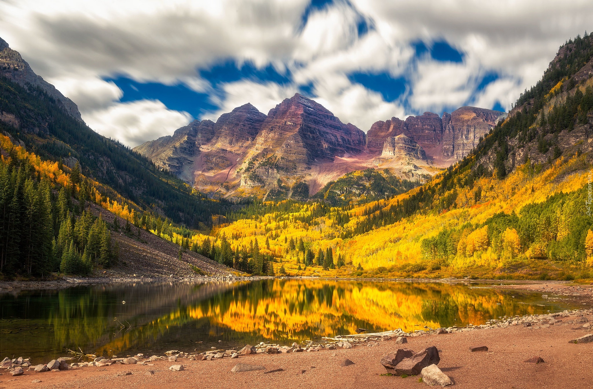 Jesień, Góry Skaliste, Szczyty Maroon Bells, Jezioro Maroon Lake, Drzewa, Stan Kolorado, Stany Zjednoczone