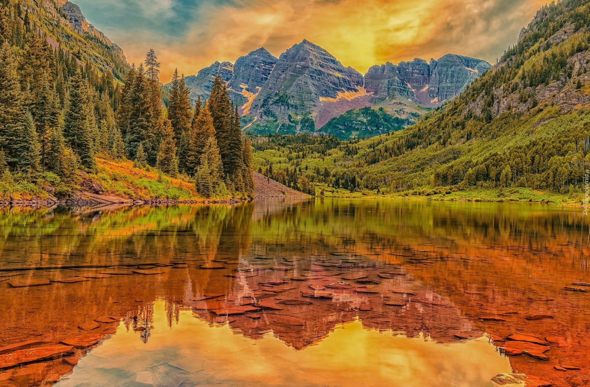 Stany Zjednoczone, Kolorado, Jezioro Maroon Lake, Góry Skaliste, Szczyty Maroon Bells, Drzewa, Lasy