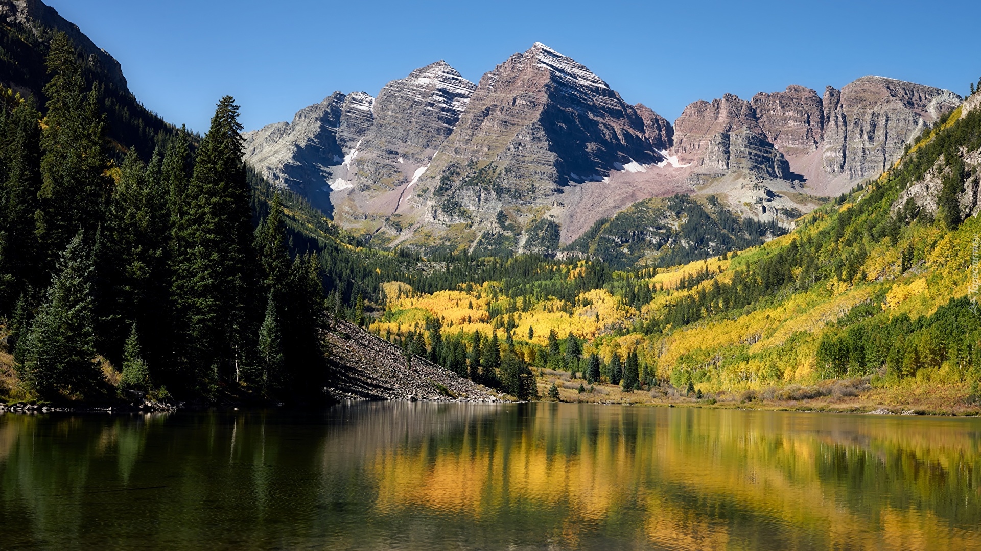 Jezioro Maroon Lake, Góry Skaliste, Góry Skaliste, Szczyty Maroon Bells, Drzewa, Drzewa, Kolorado, Stany Zjednoczone