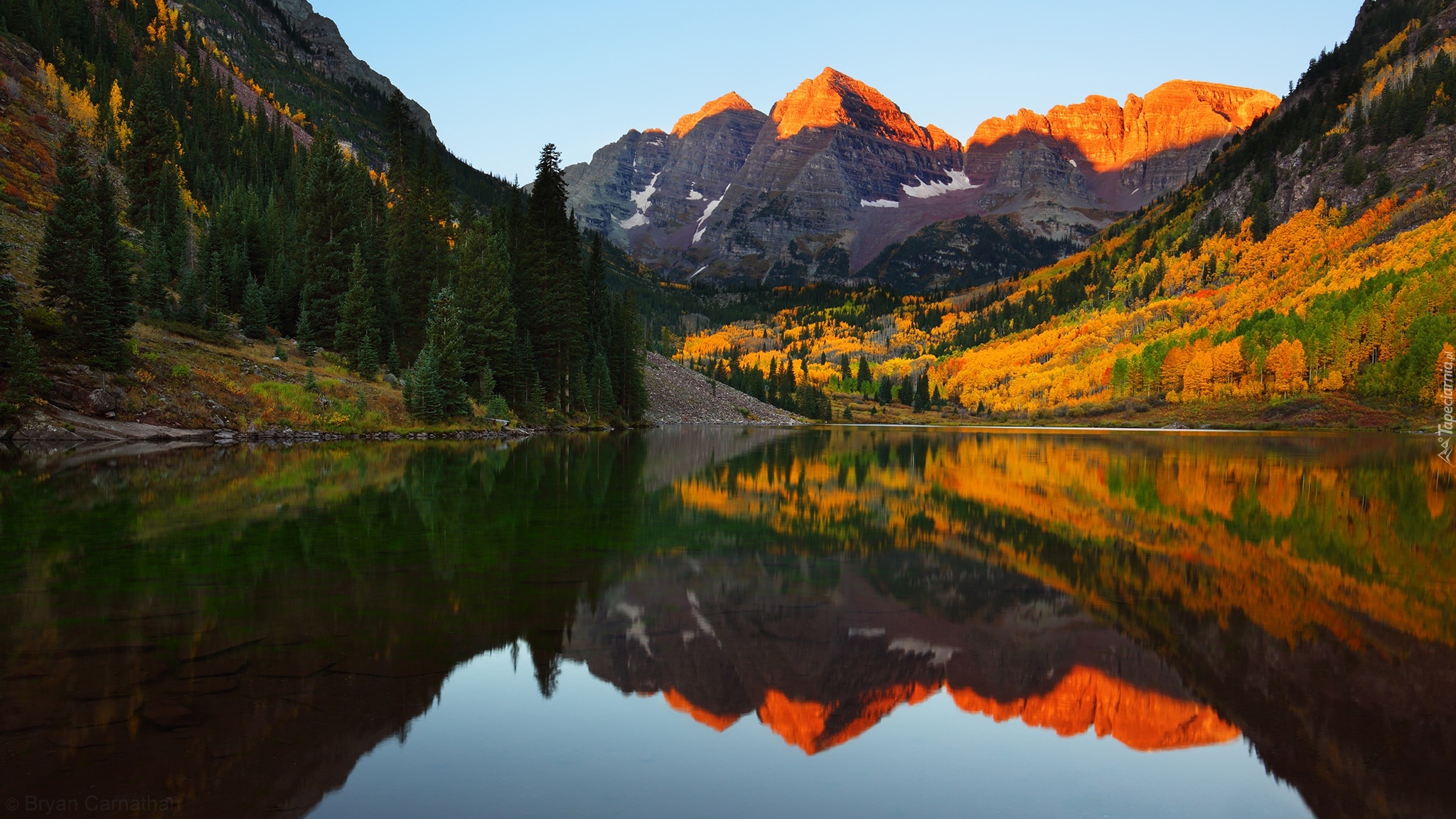 Stany Zjednoczone, Stan Kolorado, Góry Skaliste, Szczyty Maroon Bells, Jezioro Maroon Lake, Drzewa, Odbicie, Jesień