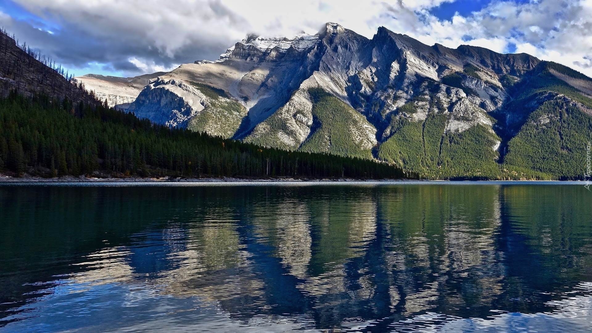 Jezioro, Lake Minnewanka, Drzewa, Góry Skaliste, Odbicie, Park Narodowy Banff, Alberta, Kanada