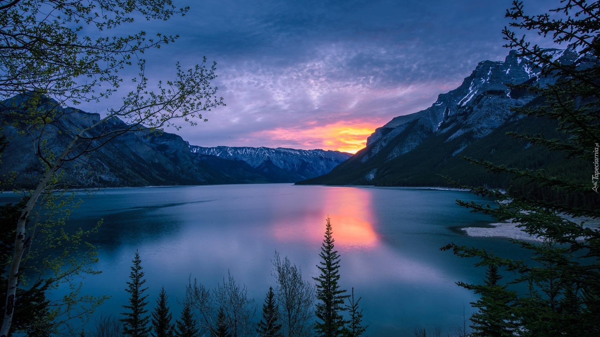 Kanada, Prowincja Alberta, Jezioro Minnewanka, Góry, Wschód Słońca