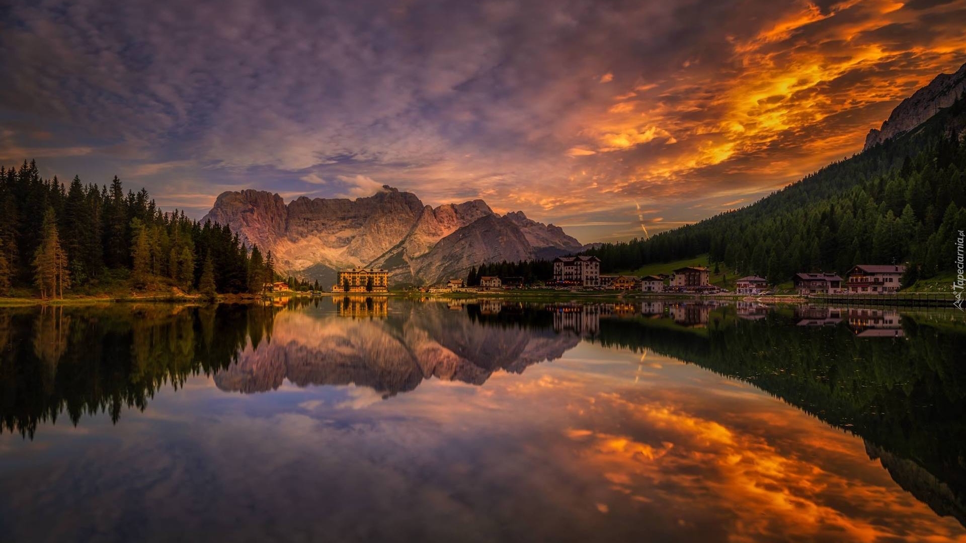 Włochy, Góry, Dolomity, Jezioro Misurina, Grand Hotel Misurina, Las, Domy, Drzewa, Odbicie, Chmury, Zachód słońca