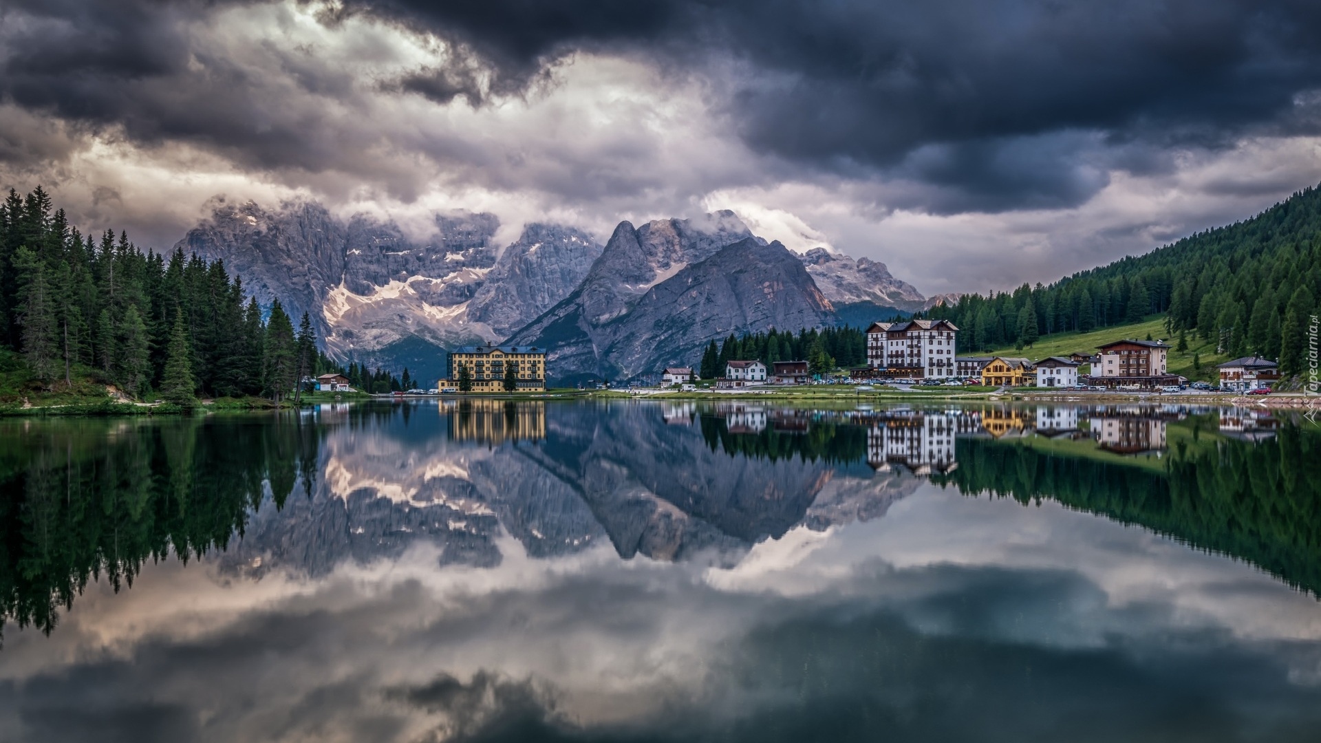 Miejscowość Cortina dAmpezzo, Góry Dolomity, Masyw Punta Sorapiss, Jezioro Misurina, Domy, Region Cadore, Włochy