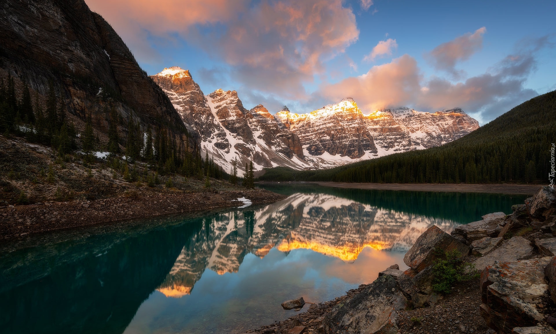 Kanada, Alberta, Park Narodowy Banff, Jezioro Moraine, Góry, Drzewa, Chmury, Odbicie