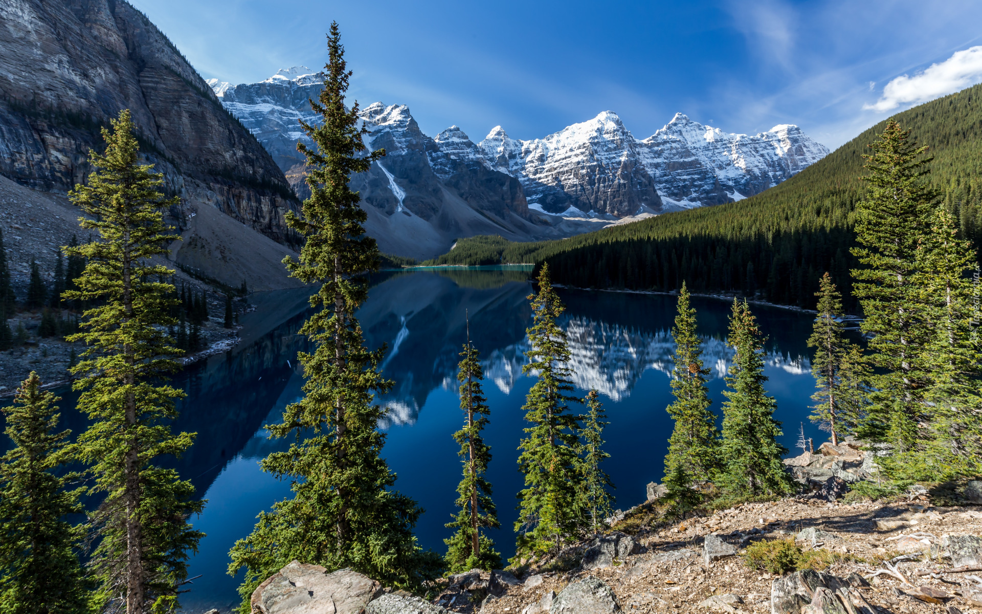 Kanada, Prowincja Alberta, Jezioro Moraine, Park Narodowy Banff, Góry, Śnieg, Drzewa, Odbicie