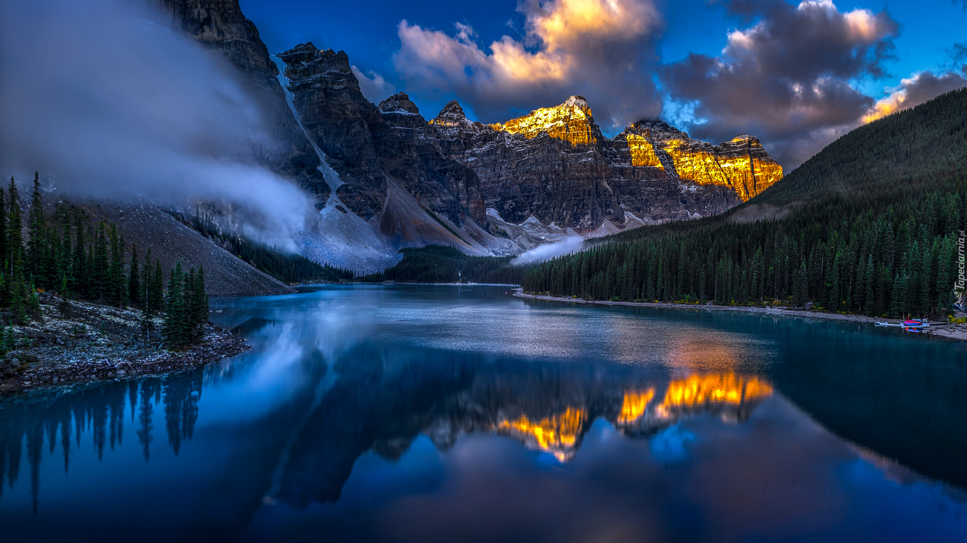 Kanada, Alberta, Park Narodowy Banff, Góry, Rozświetlone, Szczyty, Jezioro, Moraine Lake, Drzewa, Las, Mgła, Chmury, Odbicie