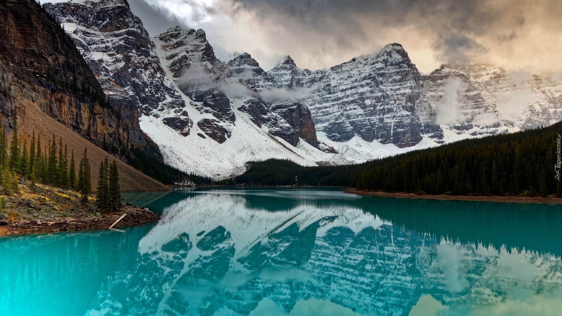 Park Narodowy Banff, Jezioro, Moraine Lake, Ośnieżone, Góry, Drzewa, Chmury, Prowincja Alberta, Kanada