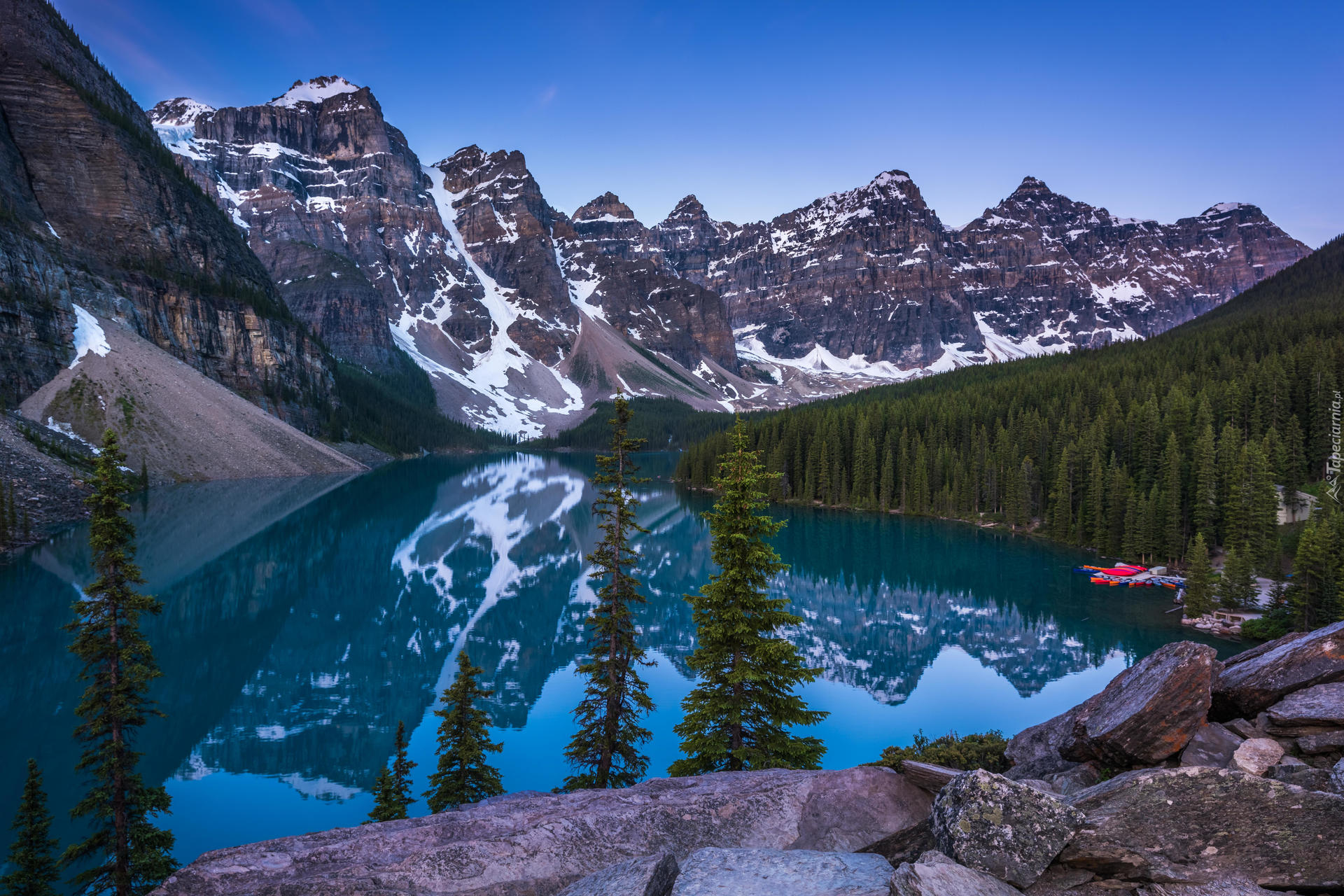 Park Narodowy Banff, Prowincja Alberta, Jezioro, Moraine Lake, Góry, Drzewa, Kamienie, Chmury, Kanada