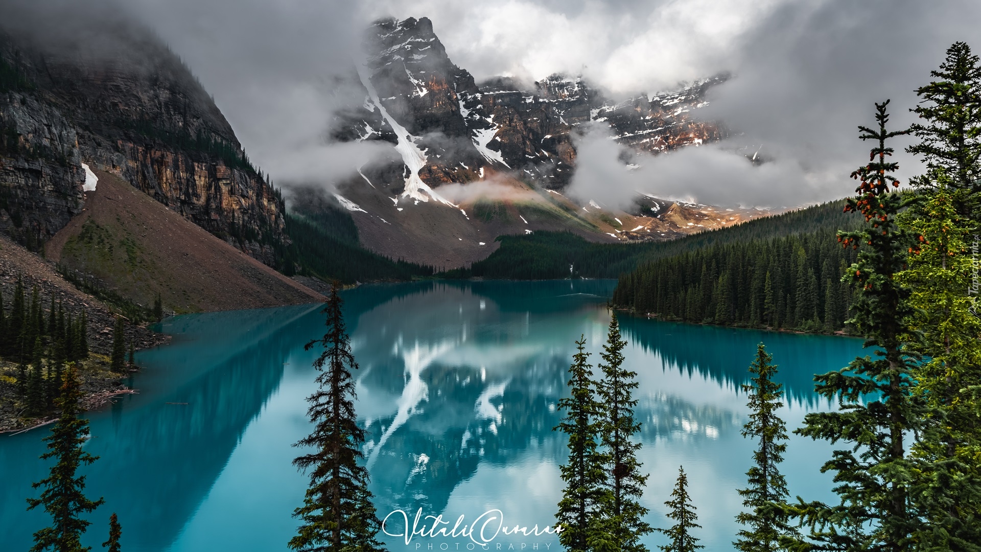 Jezioro, Moraine Lake, Góry, Lasy, Drzewa, Chmury, Park Narodowy Banff, Alberta, Kanada