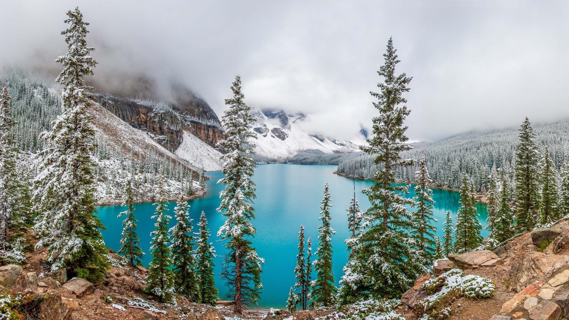 Park Narodowy Banff, Jezioro, Moraine Lake, Góry, Chmury, Lasy, Drzewa, Świerki, Kamienie, Śnieg, Zima, Alberta, Kanada