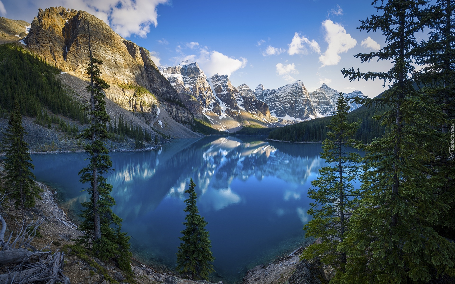 Kanada, Park Narodowy Banff, Prowincja Alberta, Góry, Chmury, Jezioro, Moraine Lake, Odbicie, Drzewa, Świerki