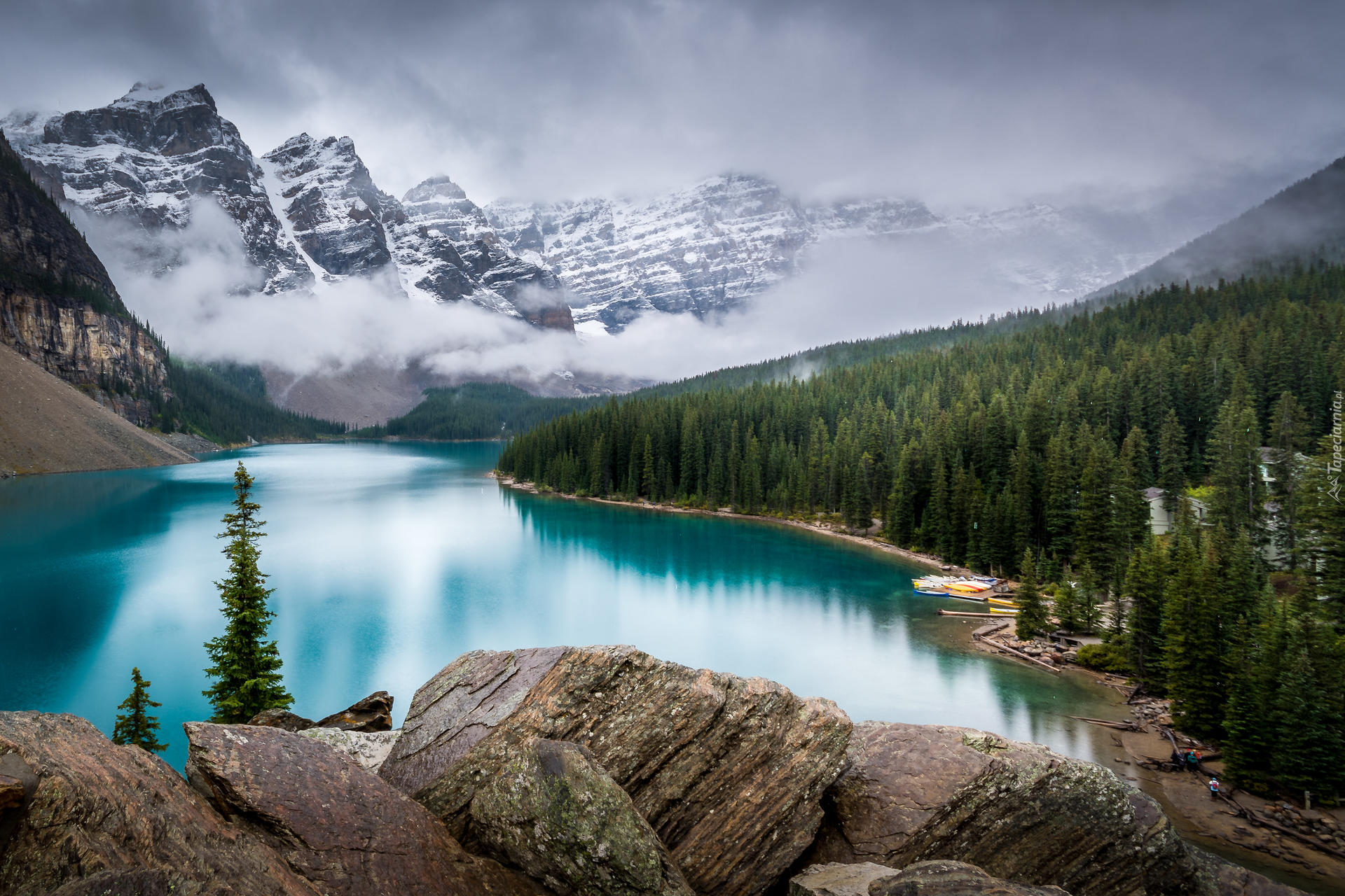 Park Narodowy Banff, Jezioro, Moraine Lake, Drzewa, Lasy, Ośnieżone, Góry, Mgła, Chmury, Skały, Kamienie, Alberta, Kanada