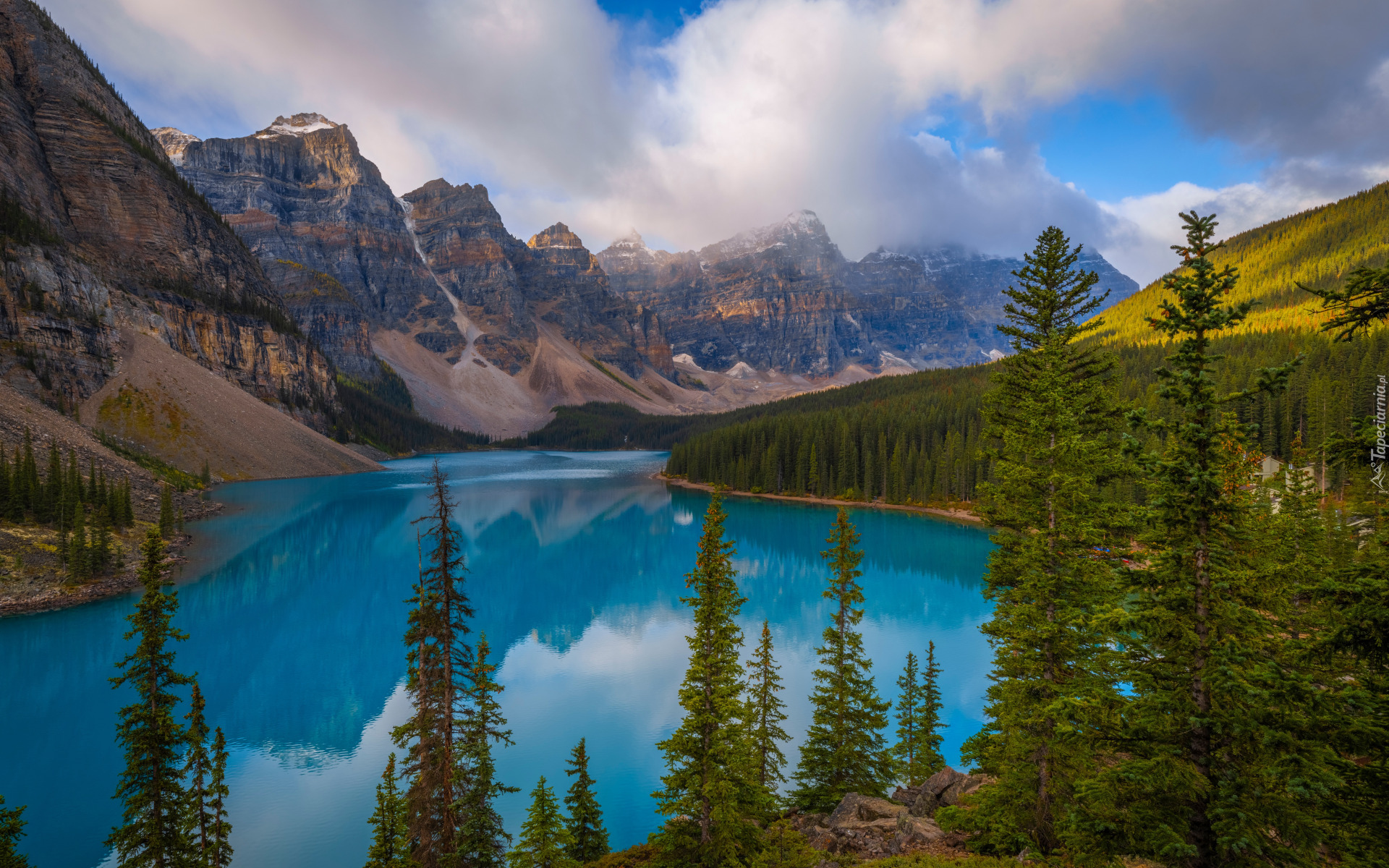 Kanada, Prowincja Alberta, Park Narodowy Banff, Jezioro Moraine, Drzewa, Chmury, Góry