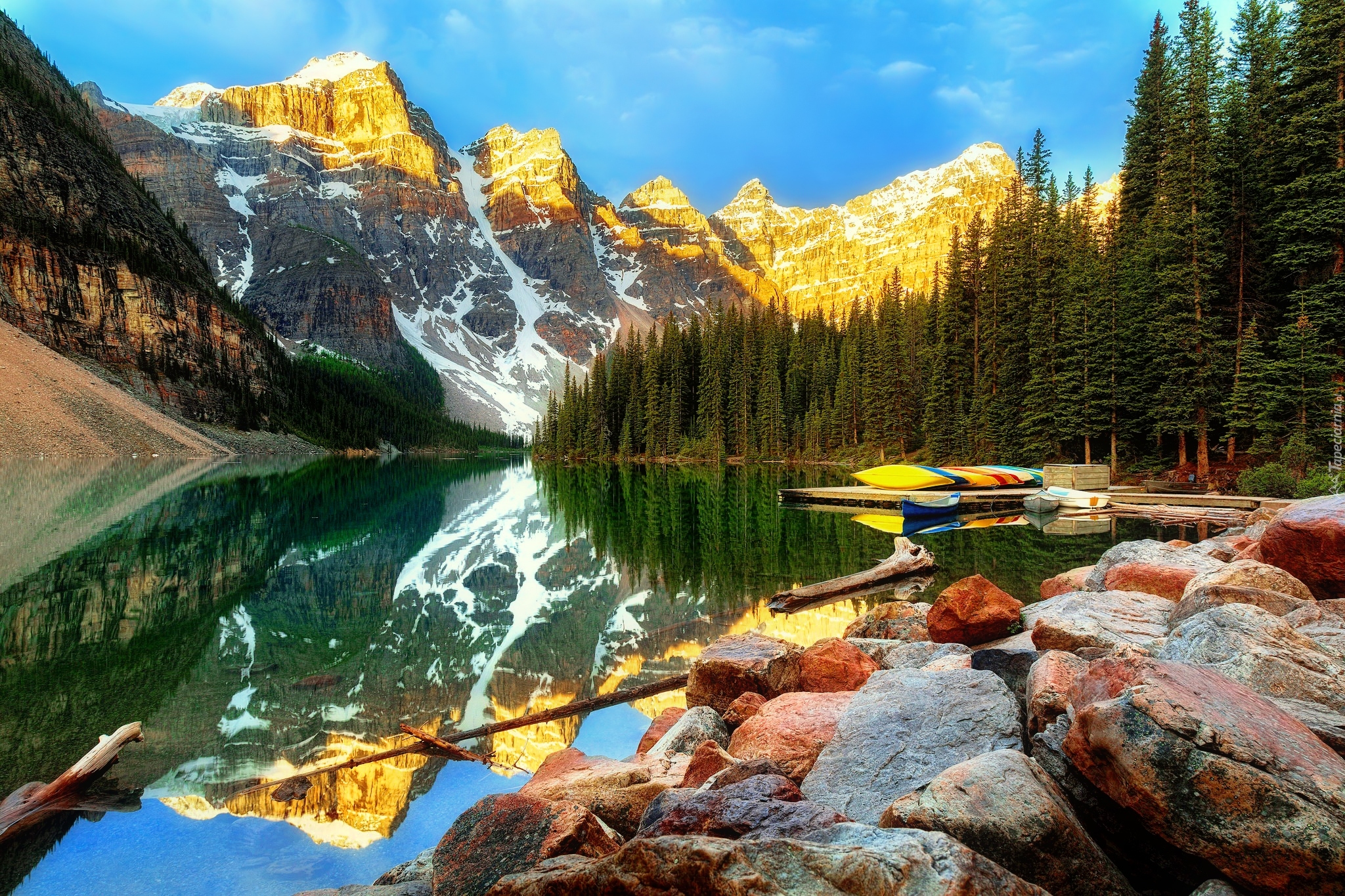 Kanada, Prowincja Alberta, Park Narodowy Banff, Góry, Las, Jezioro Moraine, Dolina Dziesięciu Szczytów, Kamienie, Odbicie