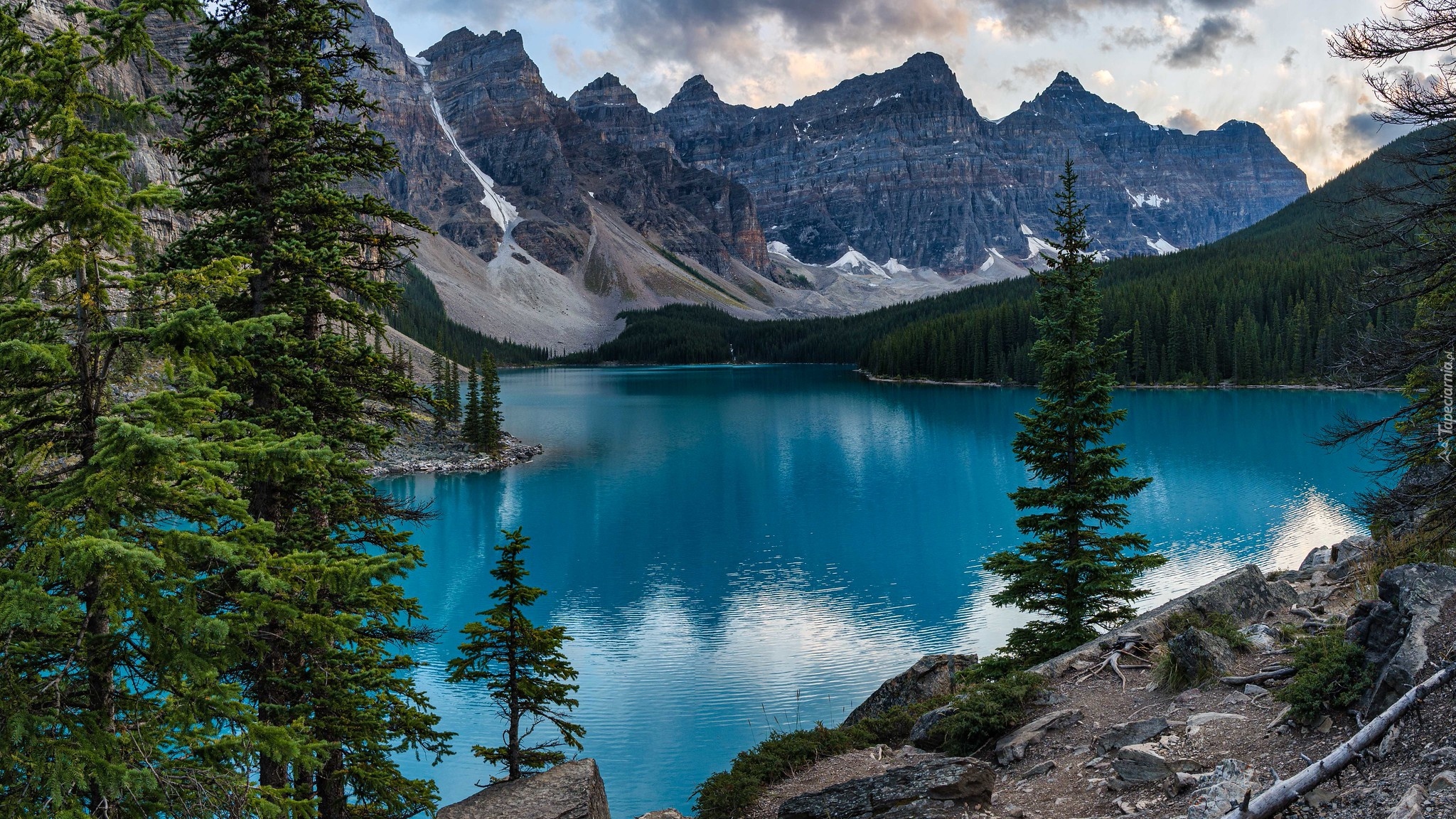 Kanada, Prowincja Alberta, Park Narodowy Banff, Jezioro Moraine, Góry, Drzewa, Chmury