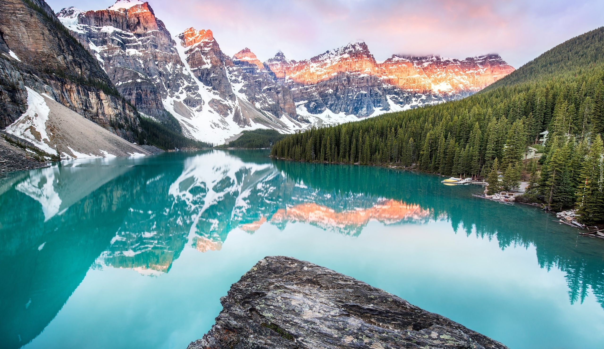 Kanada, Prowincja Alberta, Park Narodowy Banff, Góry, Jezioro Moraine, Pomost, Kajaki, Drzewa