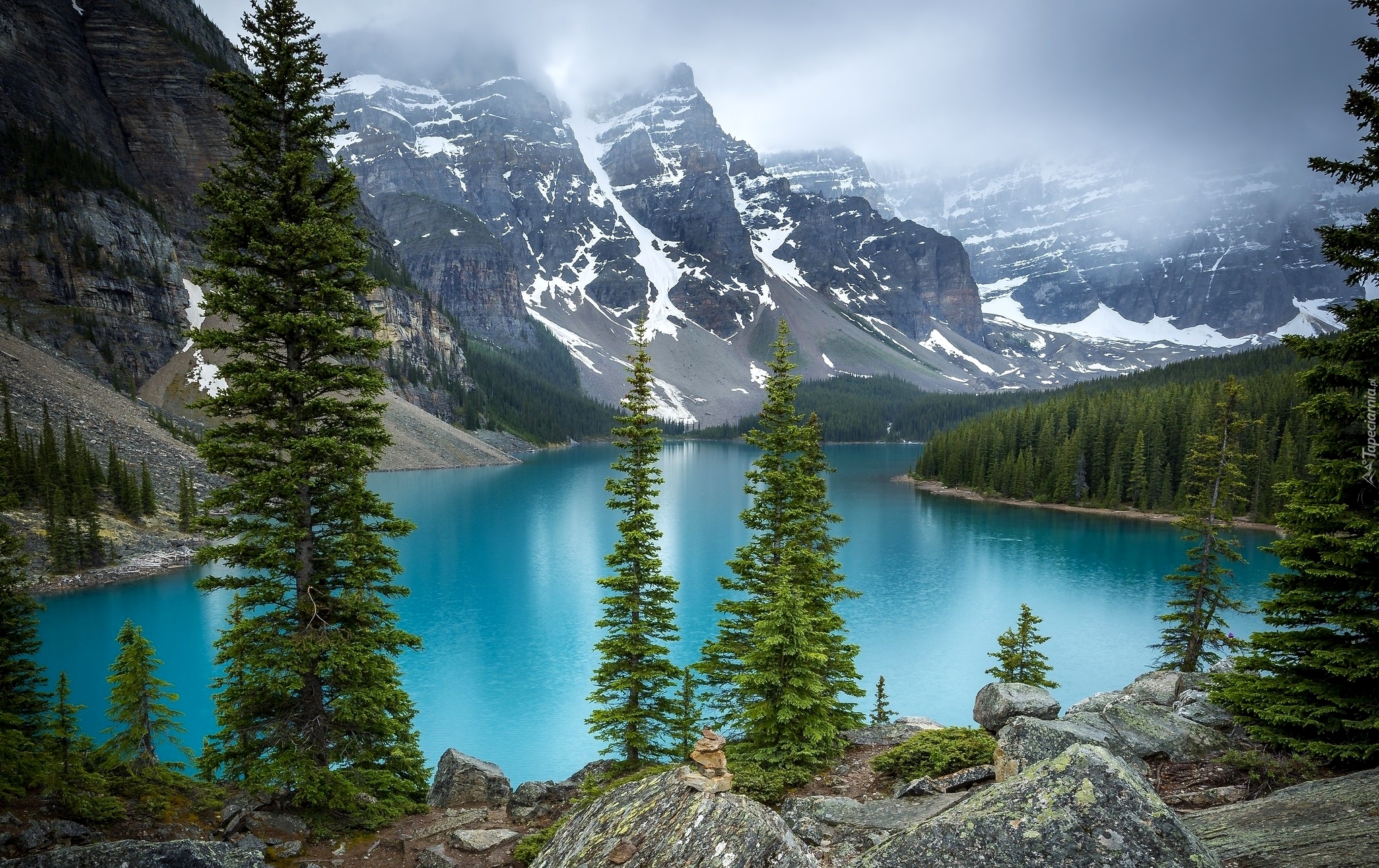 Kanada, Prowincja Alberta, Park Narodowy Banff, Jezioro Moraine, Drzewa, Chmury, Świerki