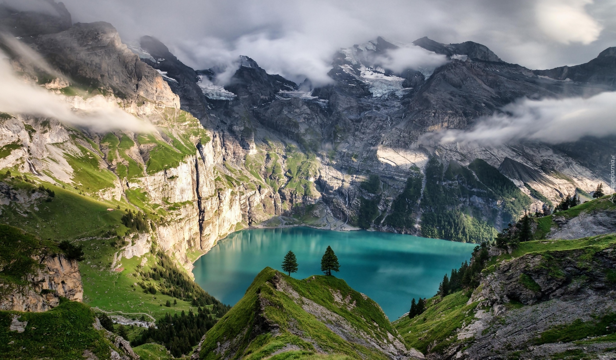 Jezioro Oeschinen, Góry Alpy Berneńskie, Kanton Berno, Szwajcaria, Chmury, Drzewa