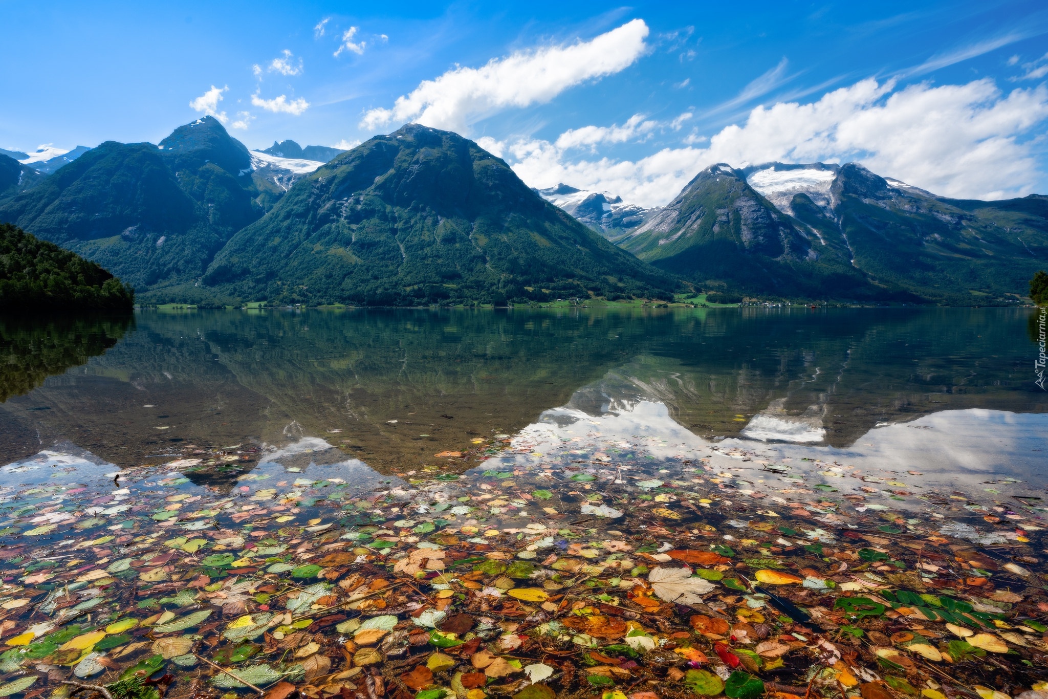 Norwegia, Hjelle, Gmina Stryn, Góry, Jezioro Oppstrynsvatnet, Liście, Chmury