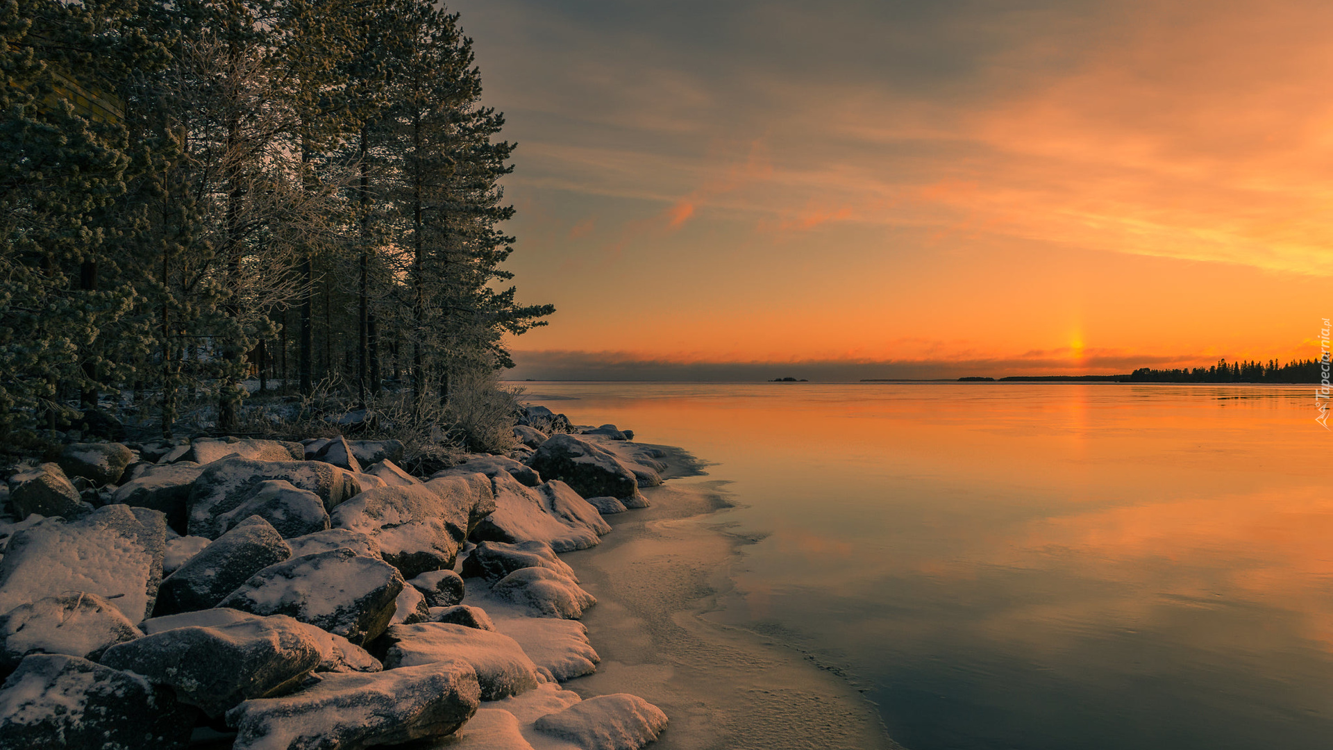 Jezioro Oulujarvi, Gmina Vaala, Finlandia, Zima, Zachód słońca, Kamienie, Drzewa