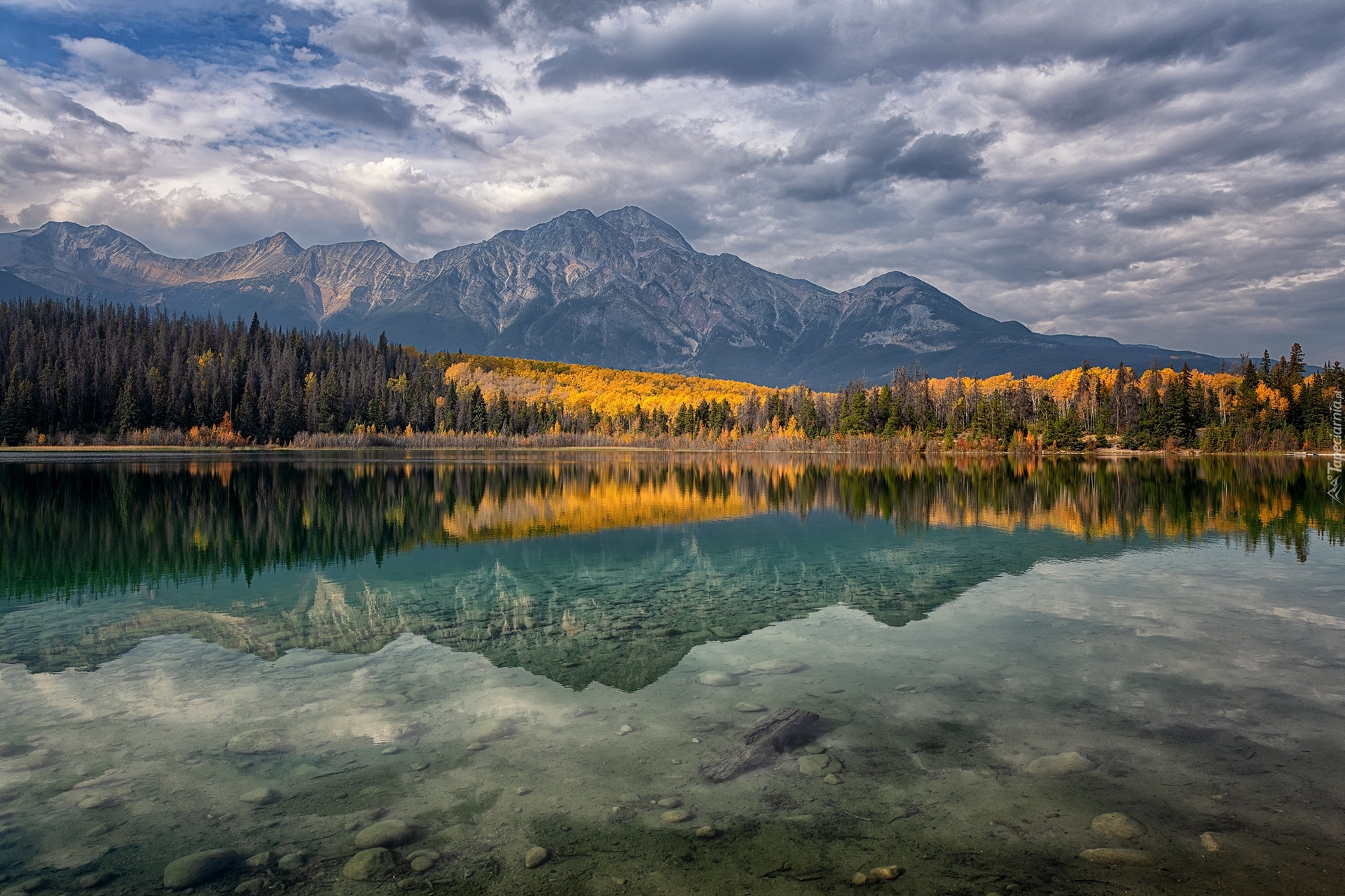 Kanada, Prowincja Alberta, Park Narodowy Jasper, Jezioro, Patricia Lake, Odbicie, Jesień, Góry, Drzewa