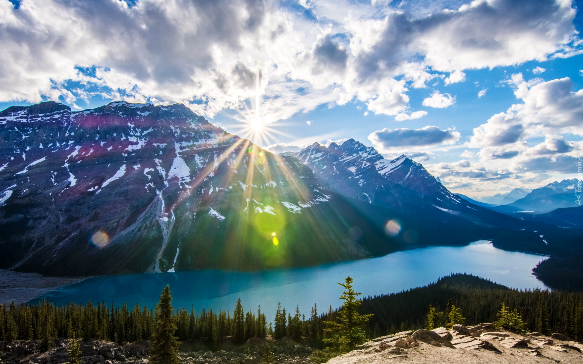 Jezioro Peyto, Park Narodowy Banff, Las, Niebo, Chmury, Promienie słońca, Góry, Prowincja Alberta, Kanada