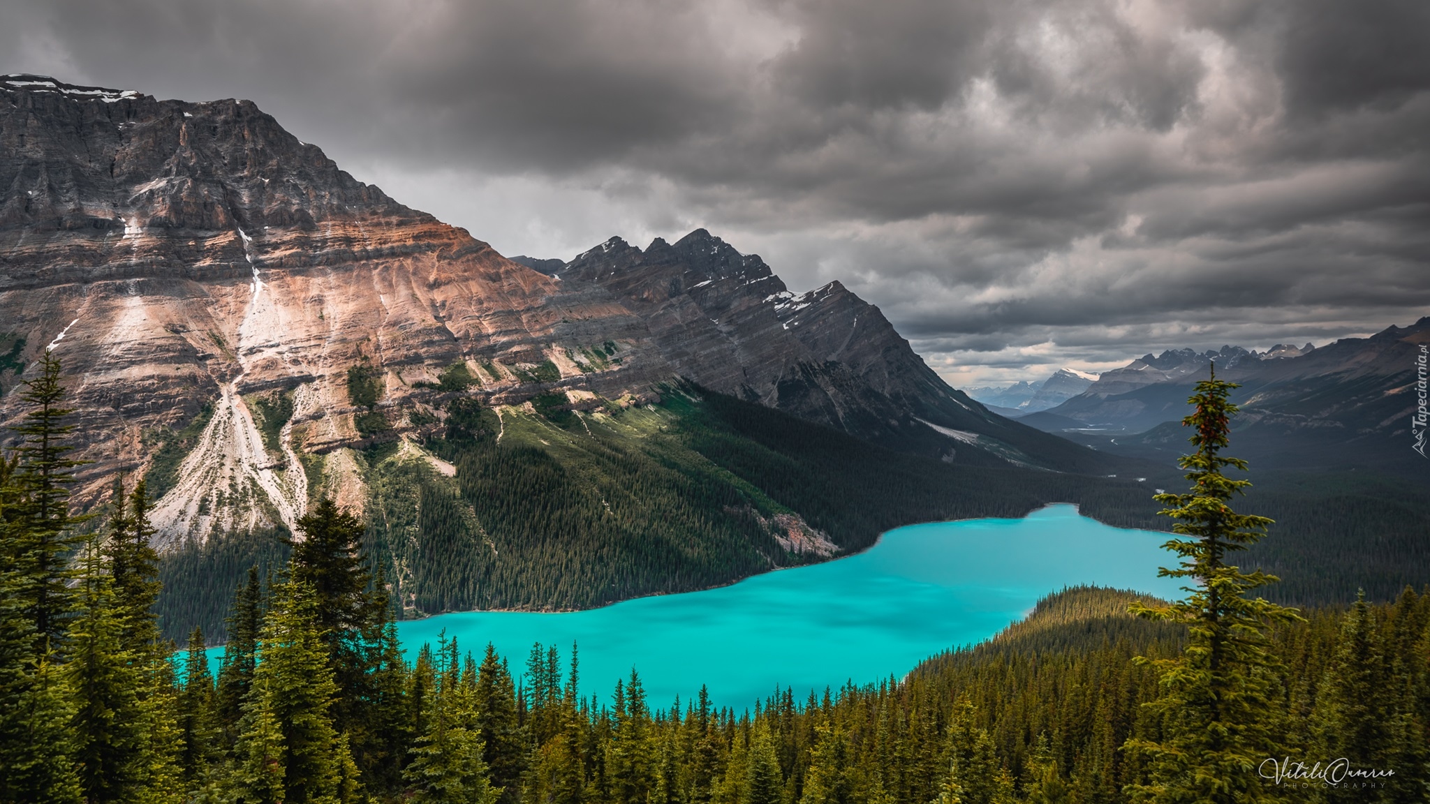 Park Narodowy Banff, Góry Canadian Rockies, Jezioro Peyto Lake, Lasy, Drzewa, Chmury, Alberta, Kanada