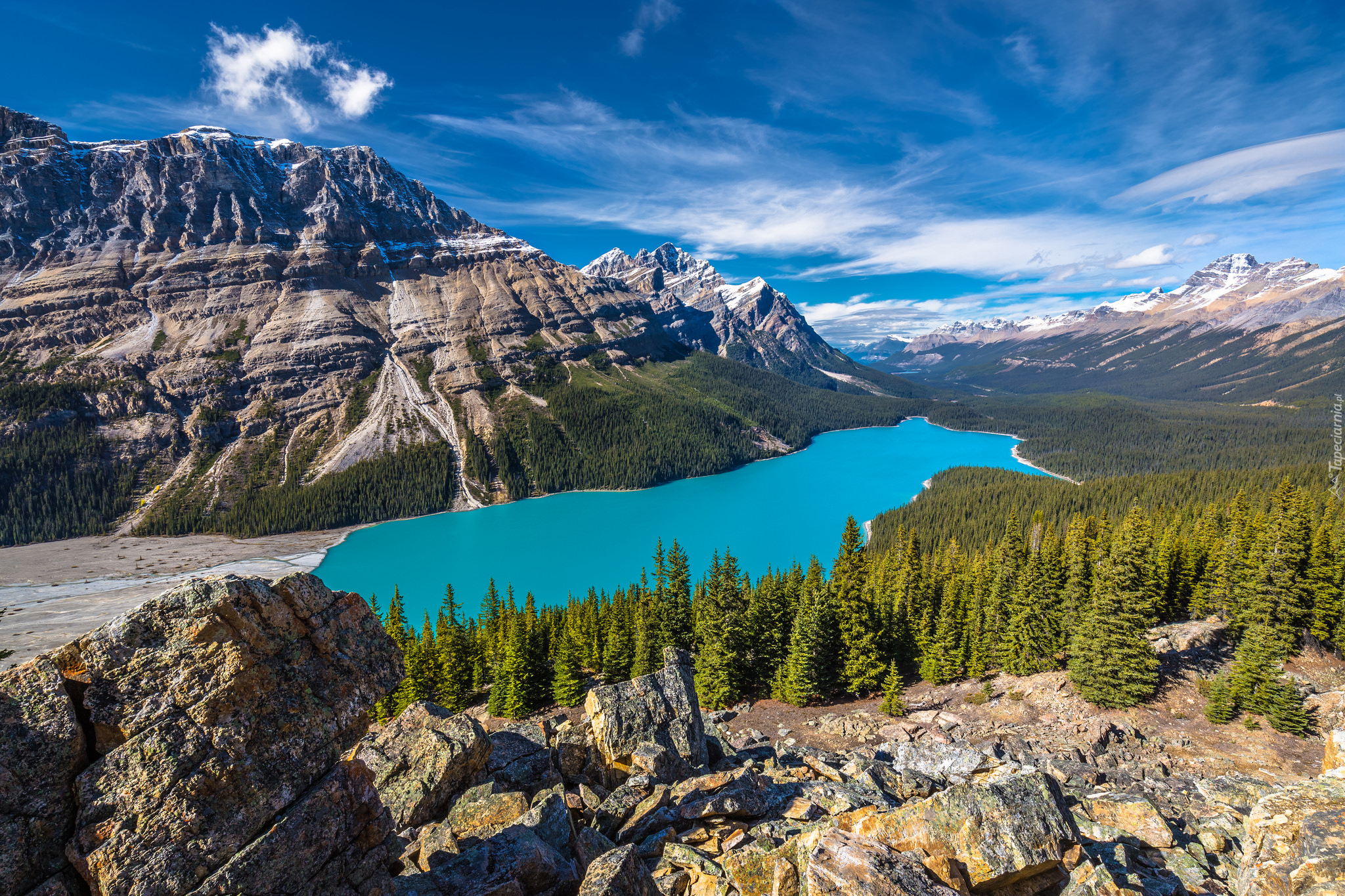 Park Narodowy Banff, Jezioro Peyto Lake, Skały, Góry, Las, Drzewa, Chmury, Prowincja Alberta, Kanada