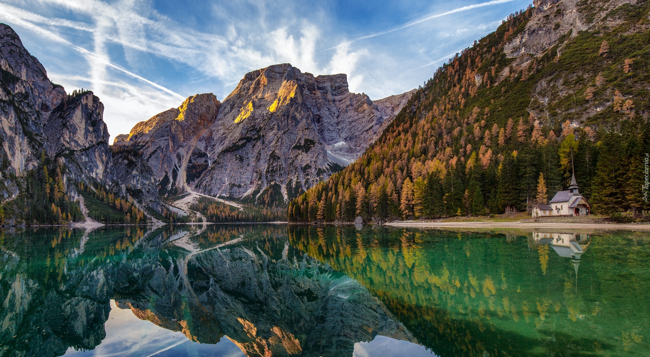 Góry, Dolomity, Jezioro Pragser Wildsee, Kapliczka, Drzewa, Las, Chmury, Odbicie, Włochy